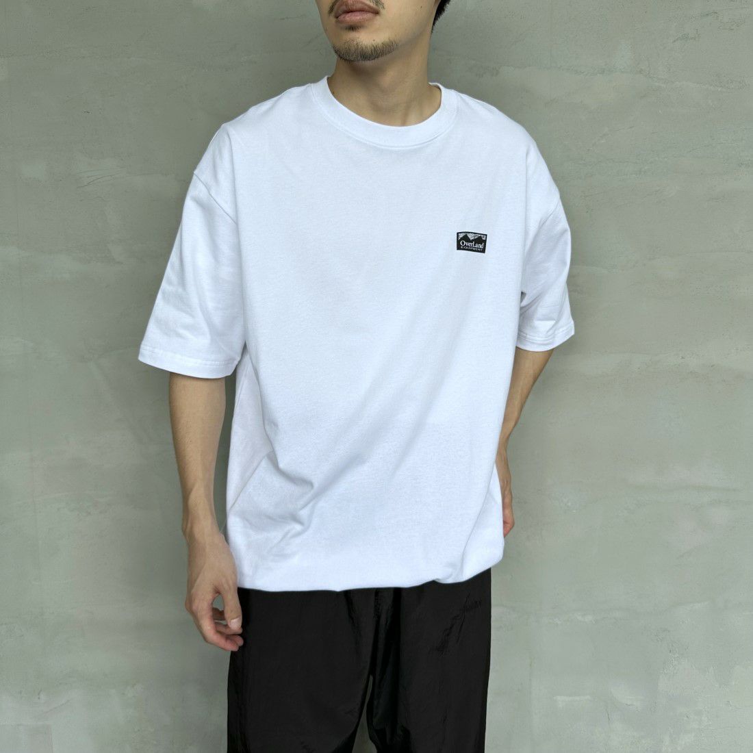 OverLand EQUIPMENT [オーバーランドイクイップメント] 別注 スパイダーロゴ バックプリントTシャツ [OL2-CST-IN4-JF] WHITE&&モデル身長：168cm 着用サイズ：M&&