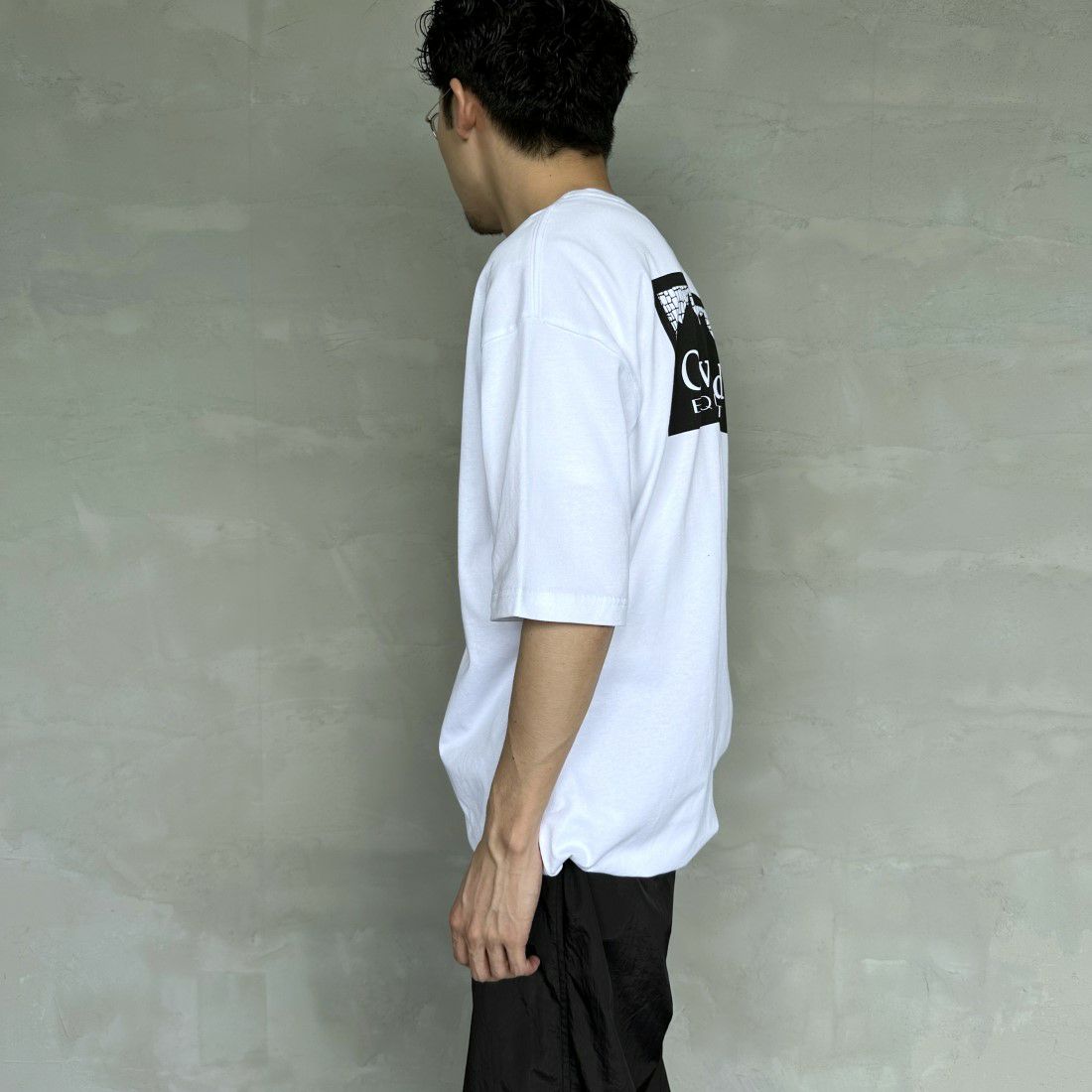 OverLand EQUIPMENT [オーバーランドイクイップメント] 別注 スパイダーロゴ バックプリントTシャツ [OL2-CST-IN4-JF] WHITE&&モデル身長：168cm 着用サイズ：M&&