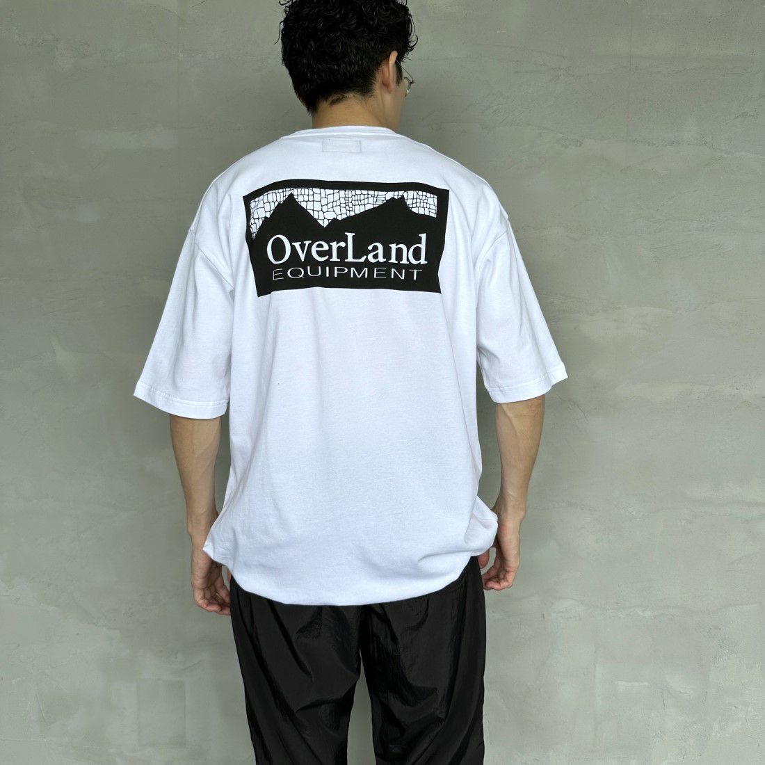 OverLand EQUIPMENT [オーバーランドイクイップメント] 別注 スパイダーロゴ バックプリントTシャツ [OL2-CST-IN4-JF] WHITE&&モデル身長：168cm 着用サイズ：M&&