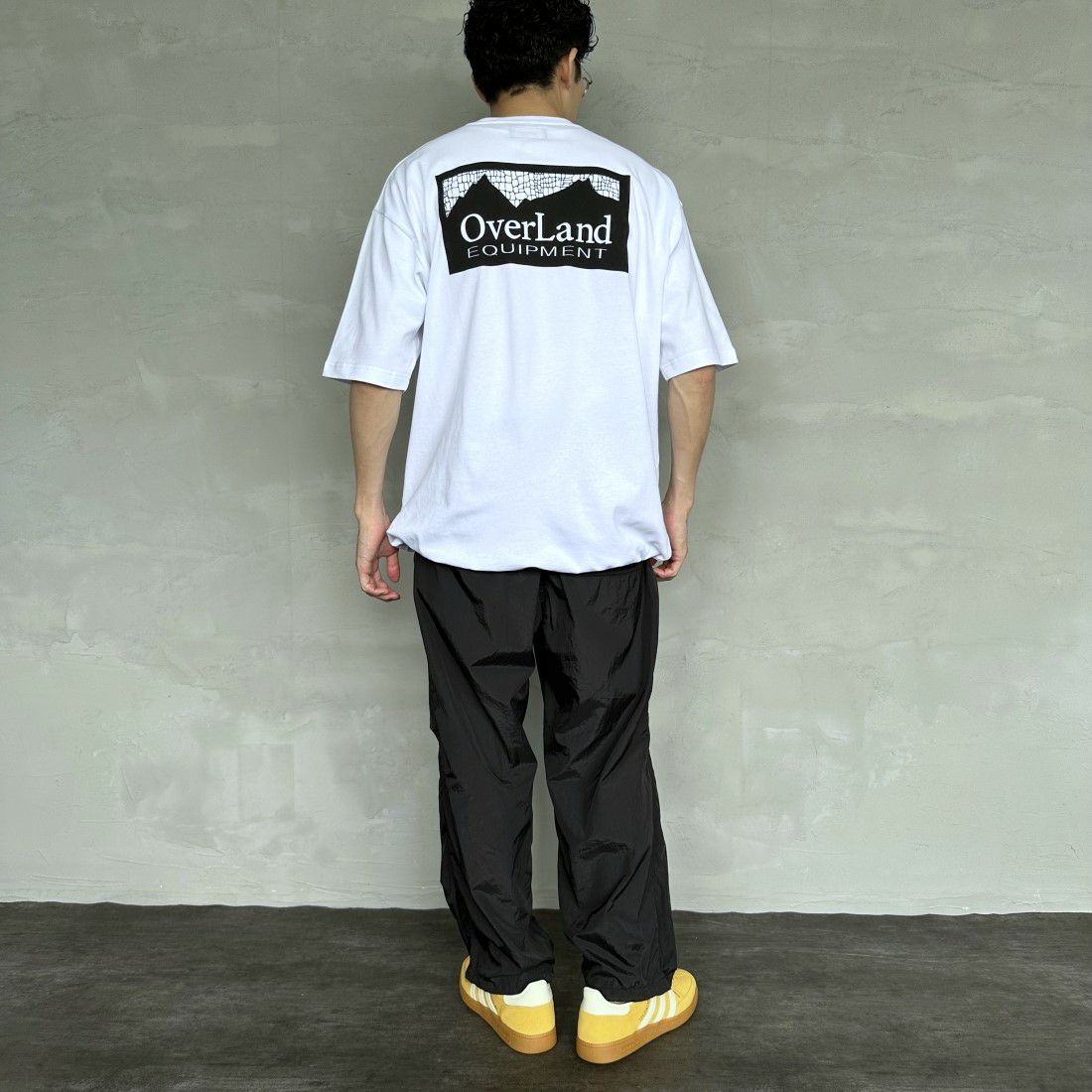 OverLand EQUIPMENT [オーバーランドイクイップメント] 別注 スパイダーロゴ バックプリントTシャツ [OL2-CST-IN4-JF] WHITE&&モデル身長：168cm 着用サイズ：M&&