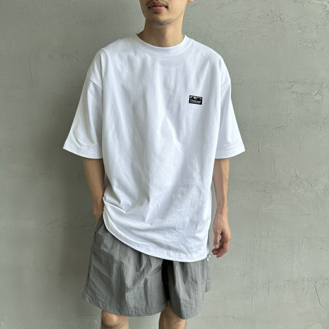 OverLand EQUIPMENT [オーバーランドイクイップメント] 別注 スパイダーロゴ バックプリントTシャツ [OL2-CST-IN4-JF] WHITE&&モデル身長：168cm 着用サイズ：L&&