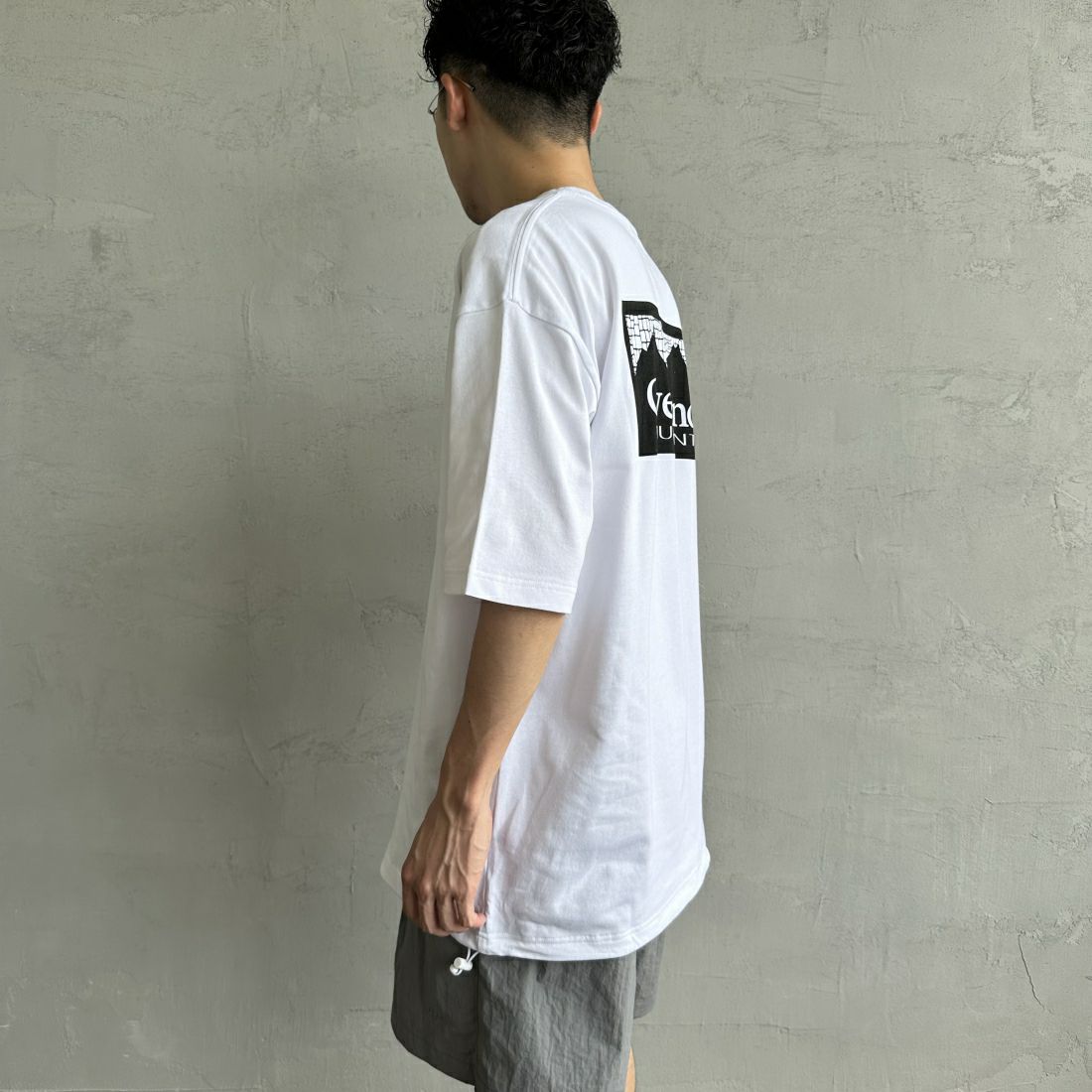 OverLand EQUIPMENT [オーバーランドイクイップメント] 別注 スパイダーロゴ バックプリントTシャツ [OL2-CST-IN4-JF] WHITE&&モデル身長：168cm 着用サイズ：L&&