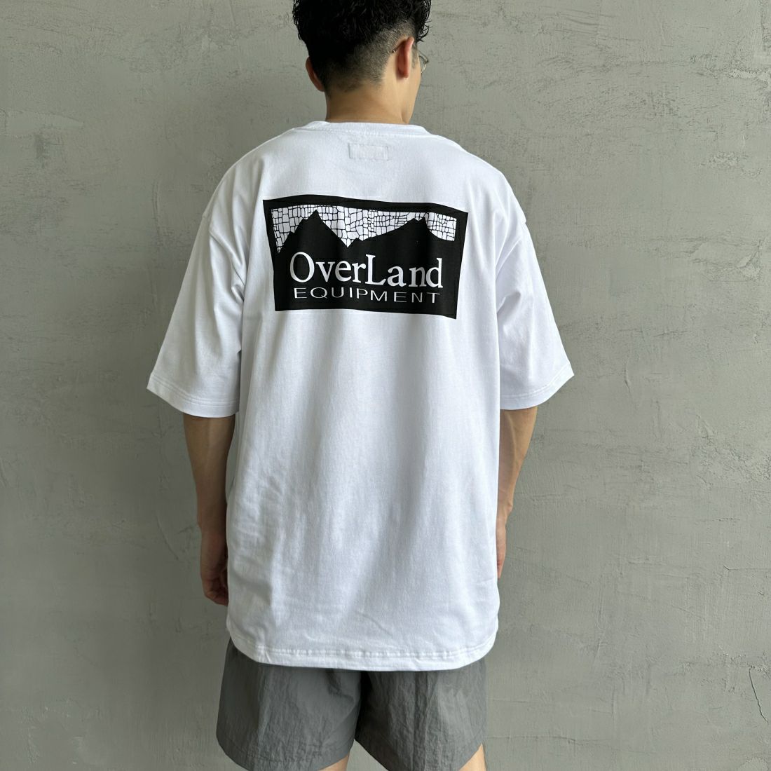OverLand EQUIPMENT [オーバーランドイクイップメント] 別注 スパイダーロゴ バックプリントTシャツ [OL2-CST-IN4-JF] WHITE&&モデル身長：168cm 着用サイズ：L&&