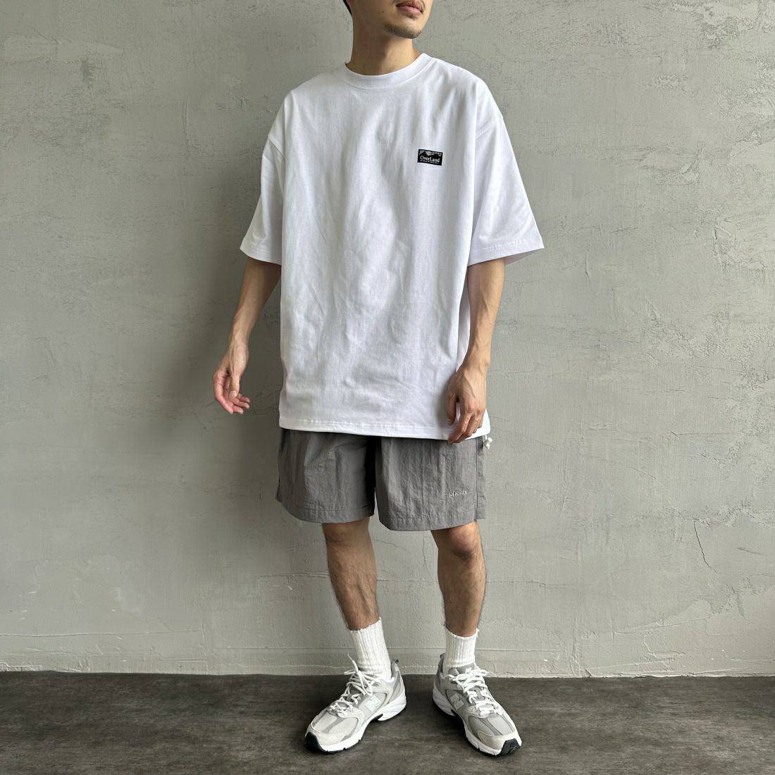 OverLand EQUIPMENT [オーバーランドイクイップメント] 別注 スパイダーロゴ バックプリントTシャツ [OL2-CST-IN4-JF] WHITE&&モデル身長：168cm 着用サイズ：L&&