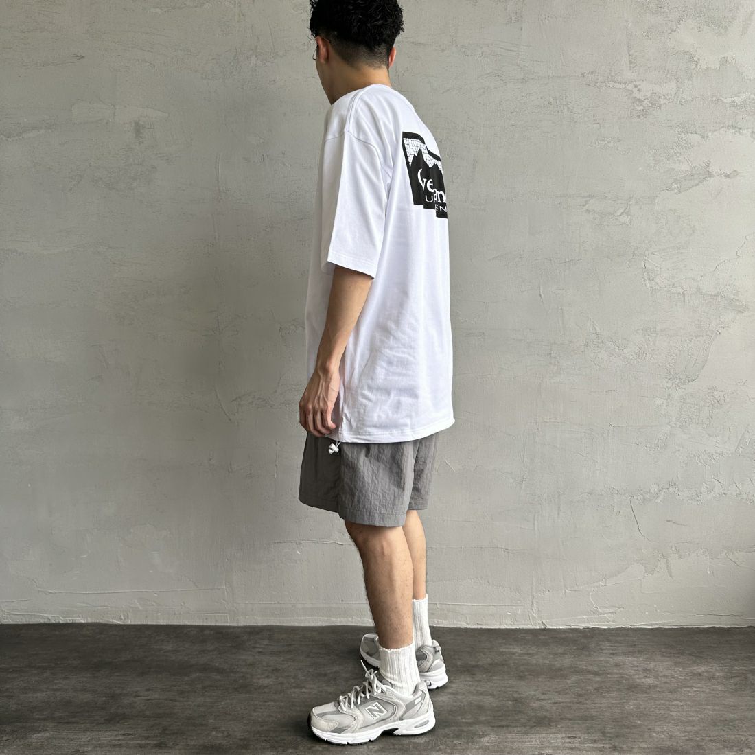 OverLand EQUIPMENT [オーバーランドイクイップメント] 別注 スパイダーロゴ バックプリントTシャツ [OL2-CST-IN4-JF] WHITE&&モデル身長：168cm 着用サイズ：L&&