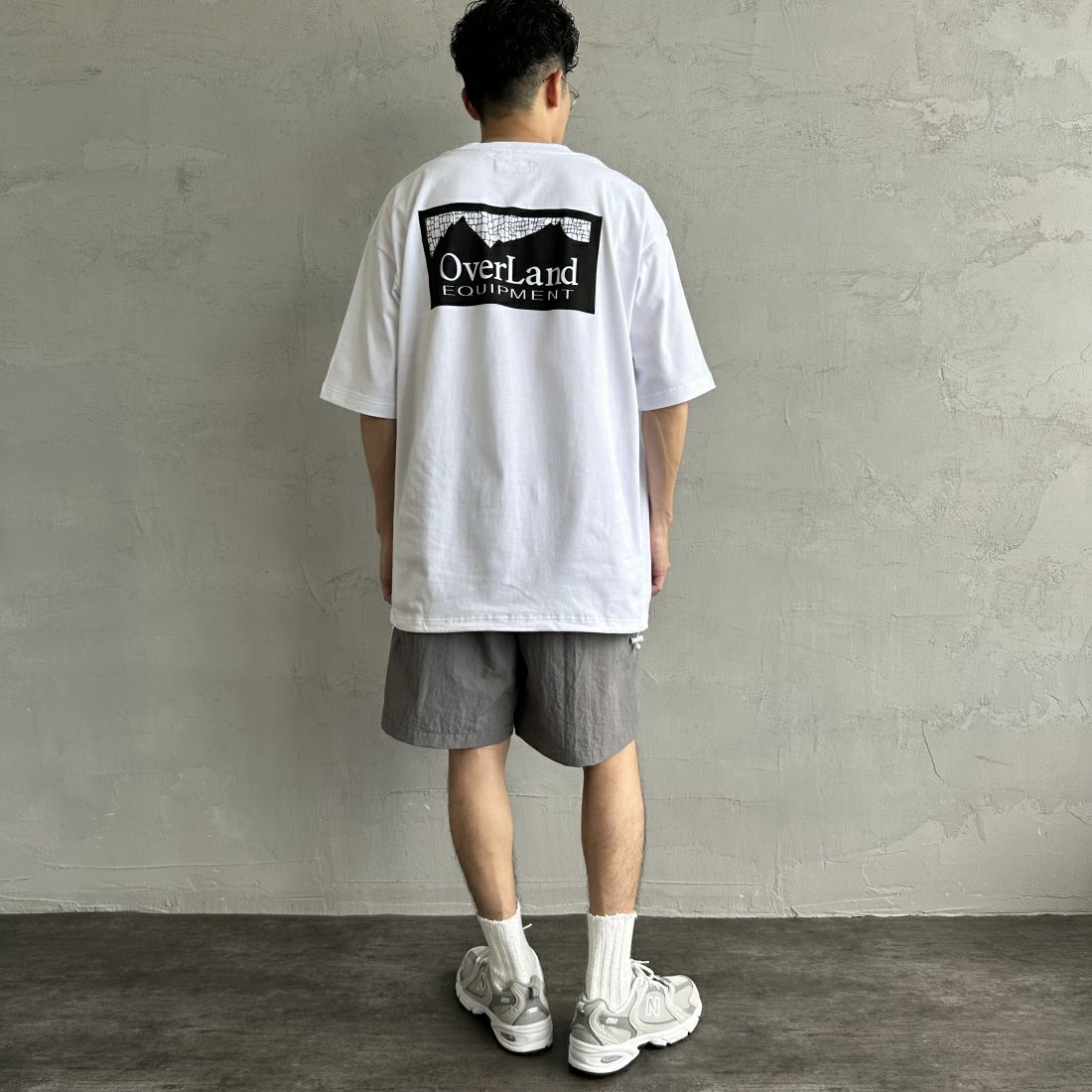 OverLand EQUIPMENT [オーバーランドイクイップメント] 別注 スパイダーロゴ バックプリントTシャツ [OL2-CST-IN4-JF] WHITE&&モデル身長：168cm 着用サイズ：L&&