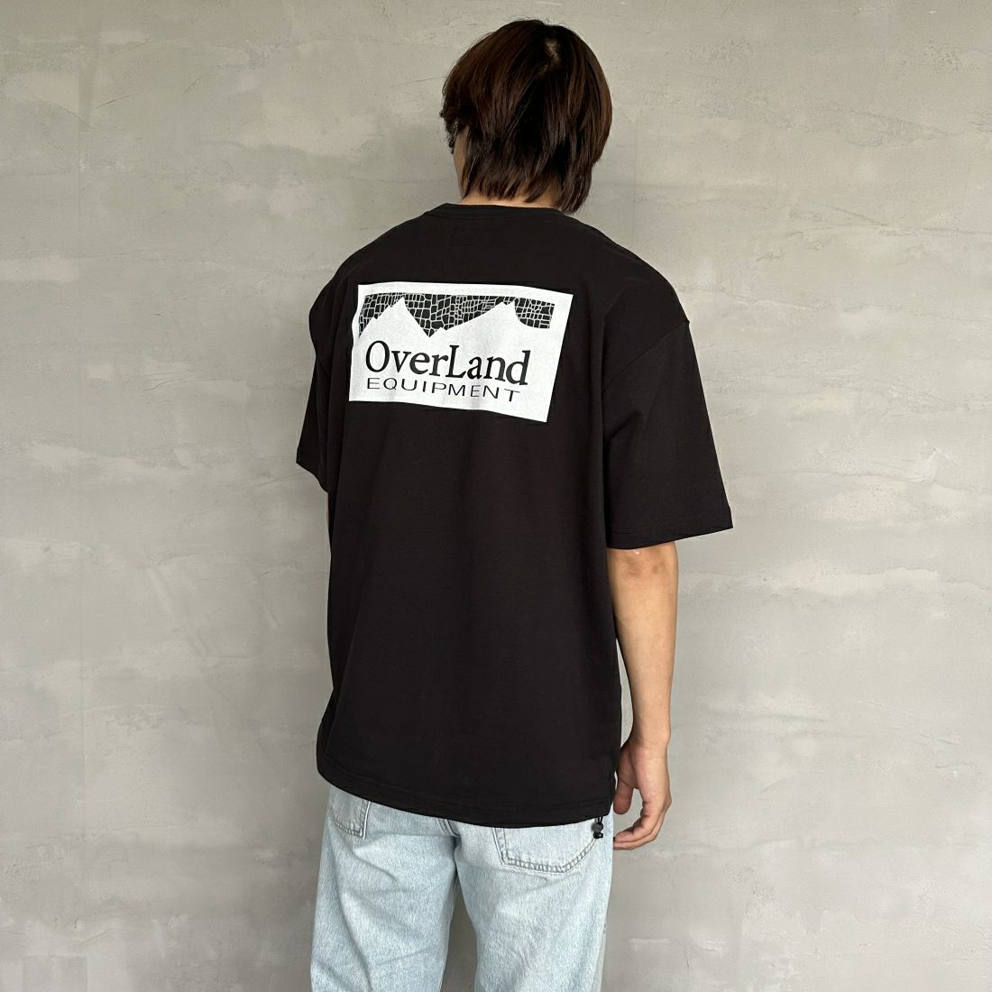 OverLand EQUIPMENT [オーバーランドイクイップメント] 別注 スパイダーロゴ バックプリントTシャツ [OL2-CST-IN4-JF] BLACK&&モデル身長：179cm 着用サイズ：M&&