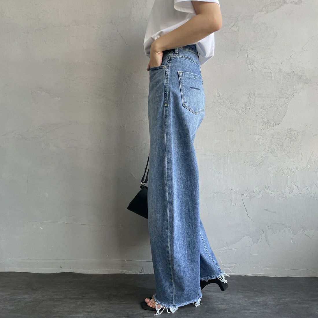 YANUK [ヤヌーク] カーブテーパード LAURA/ローラ [57141314] CUB &&モデル身長：160cm 着用サイズ：23&&