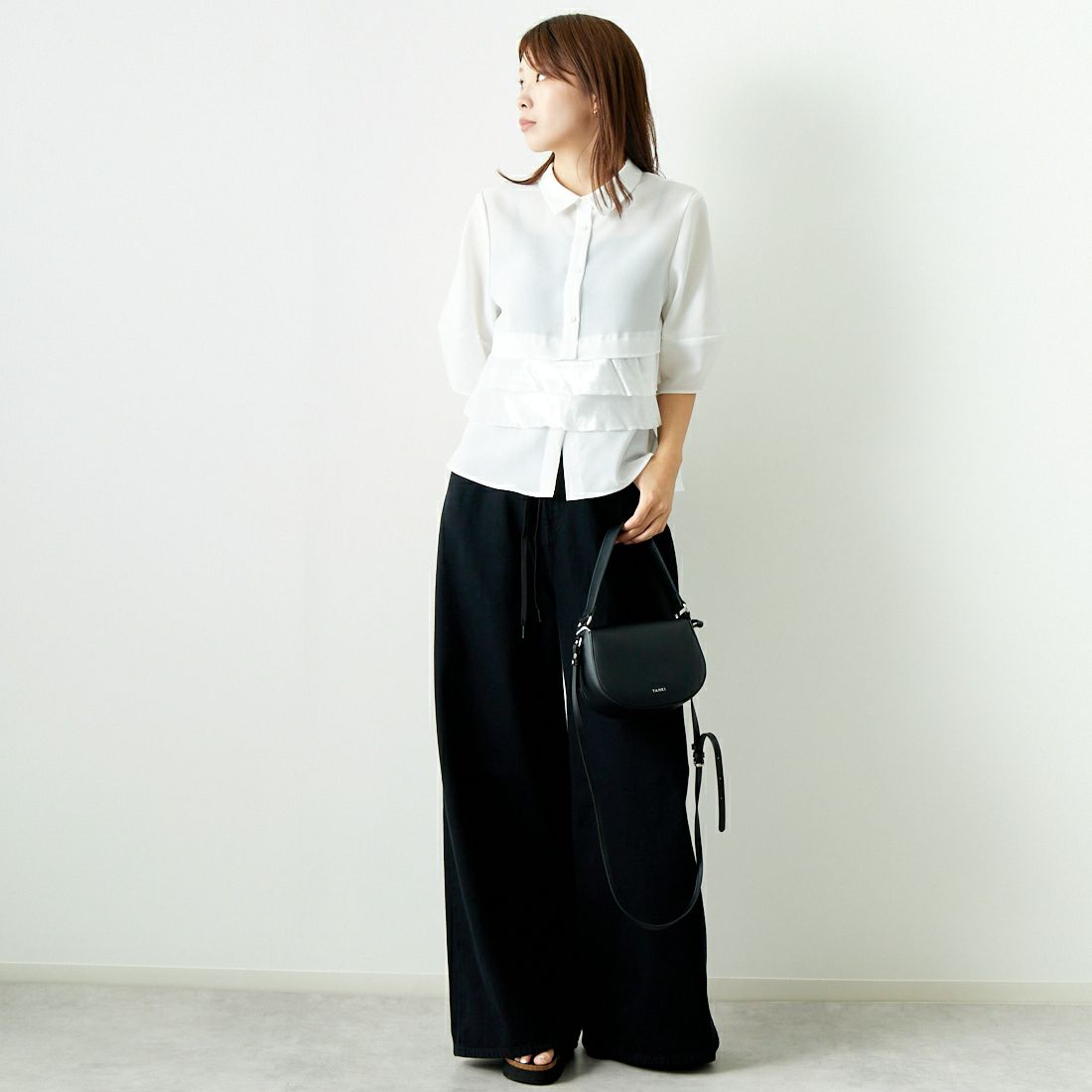 Jeans Factory Clothes [ジーンズファクトリークローズ] グロッシーペプラムシャツブラウス [7643383] OFF WHITE &&モデル身長：167cm 着用サイズ：F&&