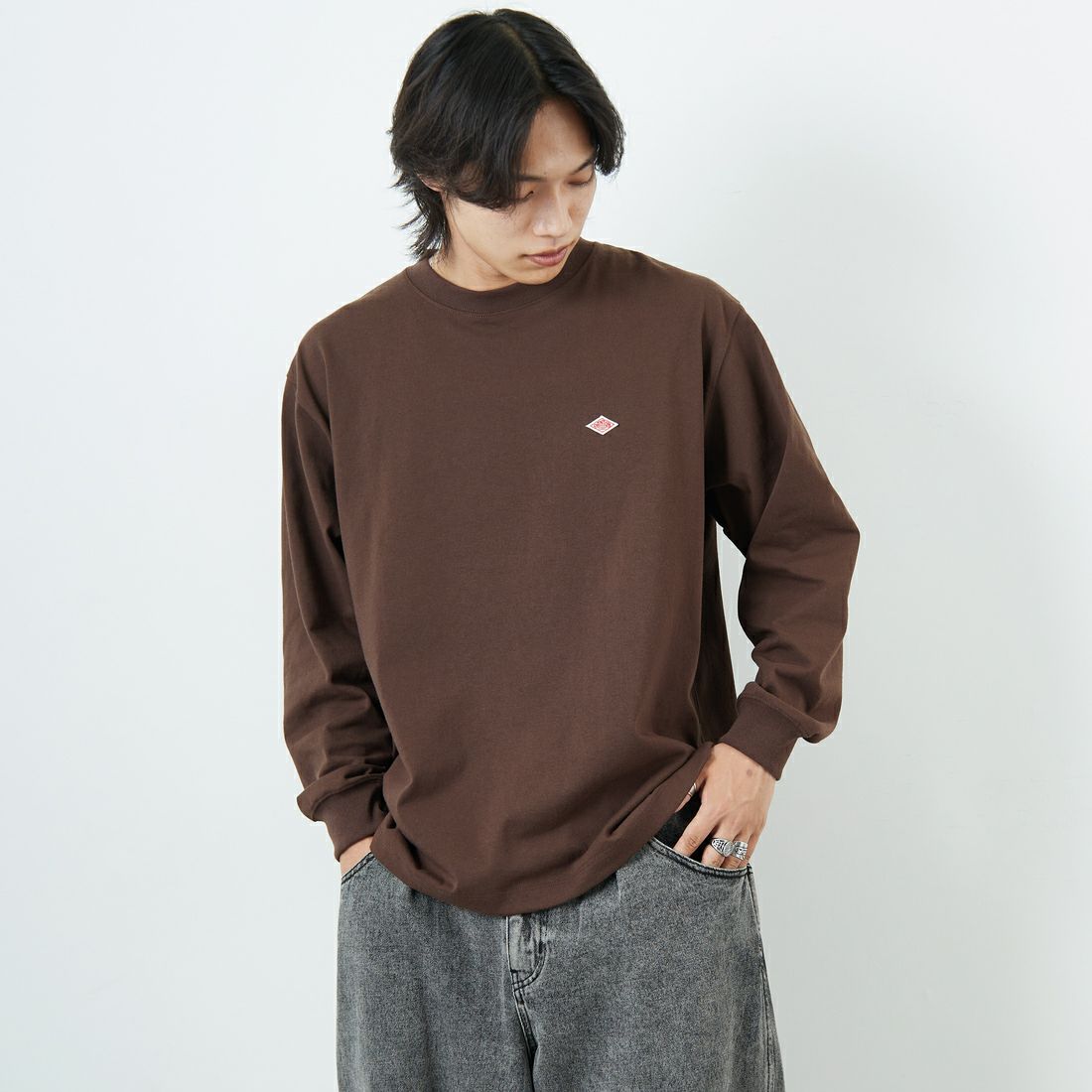 DANTON [ダントン] プレーン ロングスリーブTシャツ [DT-C0200TCB] DARK BROWN &&モデル身長：179cm 着用サイズ：L&&
