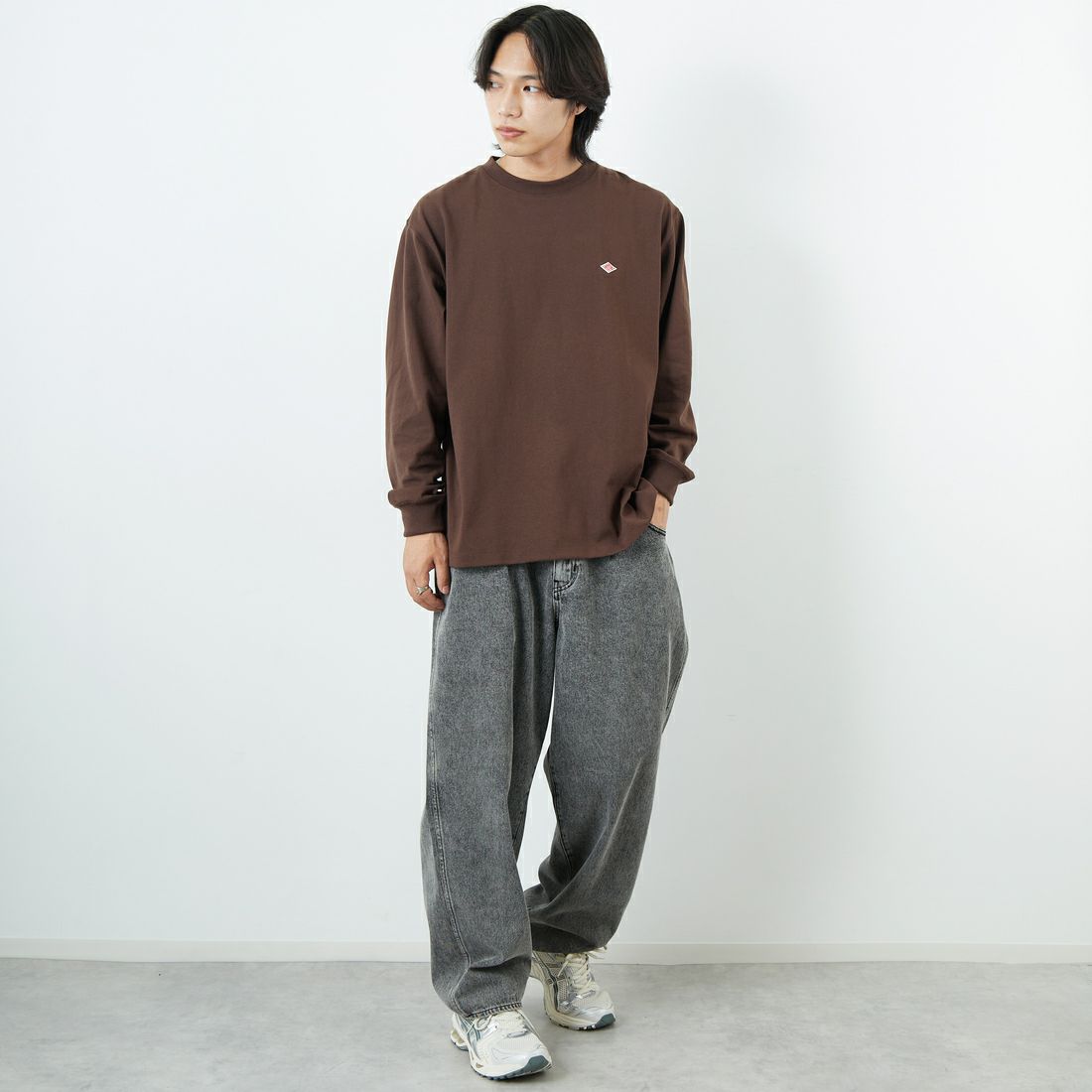DANTON [ダントン] プレーン ロングスリーブTシャツ [DT-C0200TCB] DARK BROWN &&モデル身長：179cm 着用サイズ：L&&