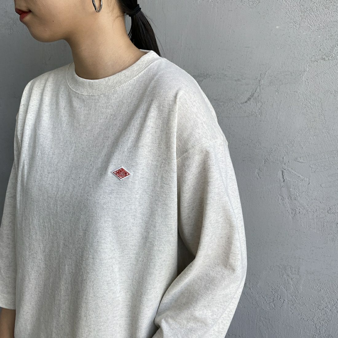 DANTON [ダントン] ソリッド クルーネックプルオーバー [DT-C0131TCB] H.IVORY &&モデル身長：156cm 着用サイズ：S&&