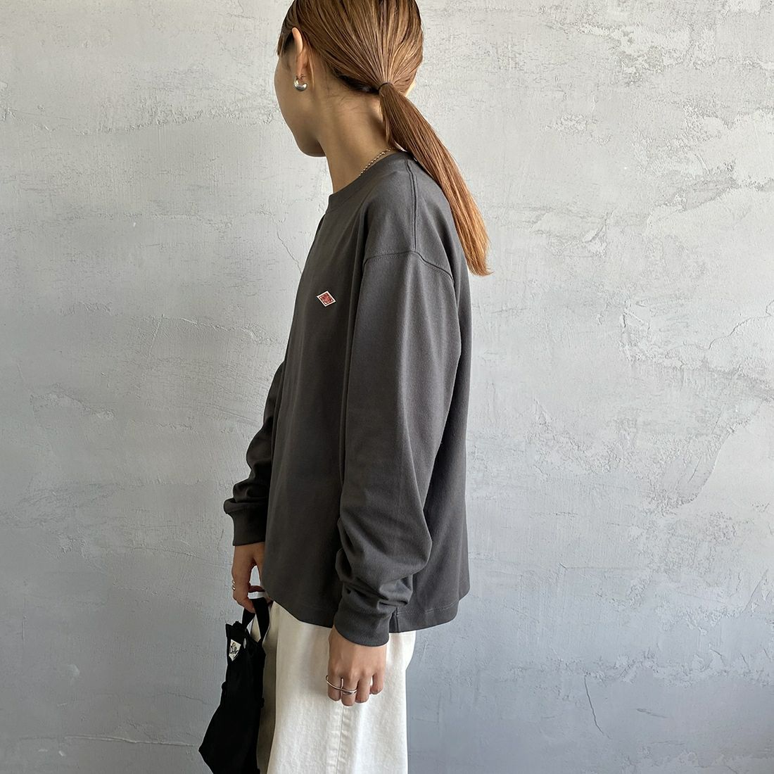 DANTON [ダントン] ソリッド ロングスリーブTシャツ [DT-C0269TCB] COAL GREY&&モデル身長：156cm 着用サイズ：XS&&