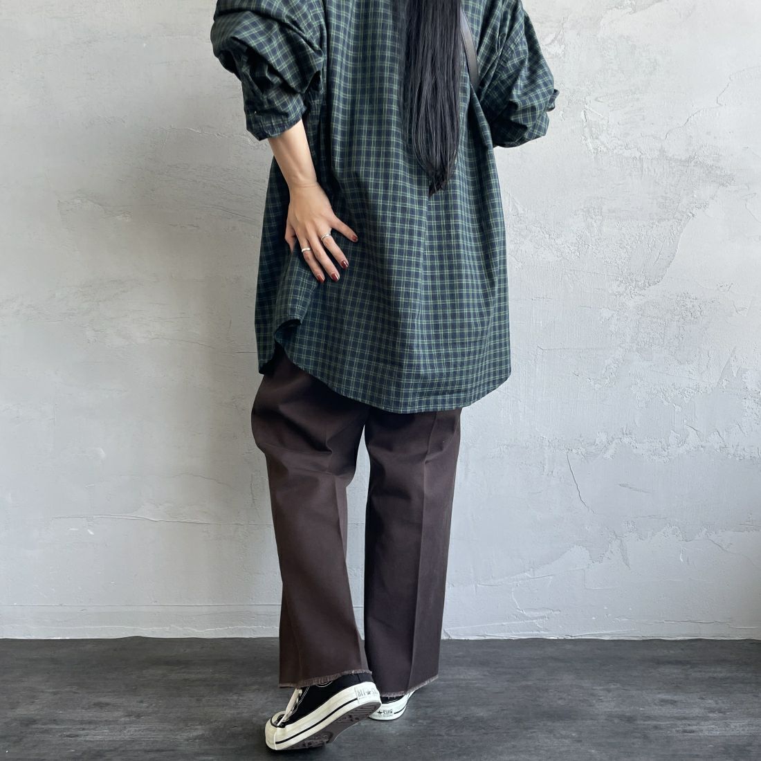 Dickies [ディッキーズ] 別注 ヴィンテージワークパンツ [243M40IN01-JF] DB DARK BR &&モデル身長：156cm 着用サイズ：S&&