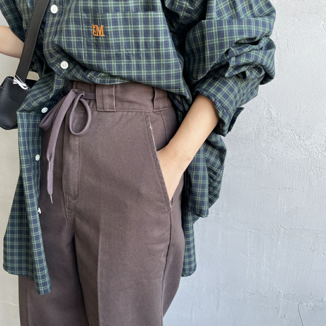 Dickies [ディッキーズ] 別注 ヴィンテージワークパンツ [243M40IN01-JF] DB DARK BR &&モデル身長：156cm 着用サイズ：S&&