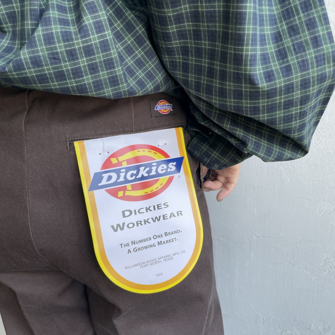 Dickies [ディッキーズ] 別注 ヴィンテージワークパンツ [243M40IN01-JF] DB DARK BR &&モデル身長：156cm 着用サイズ：S&&