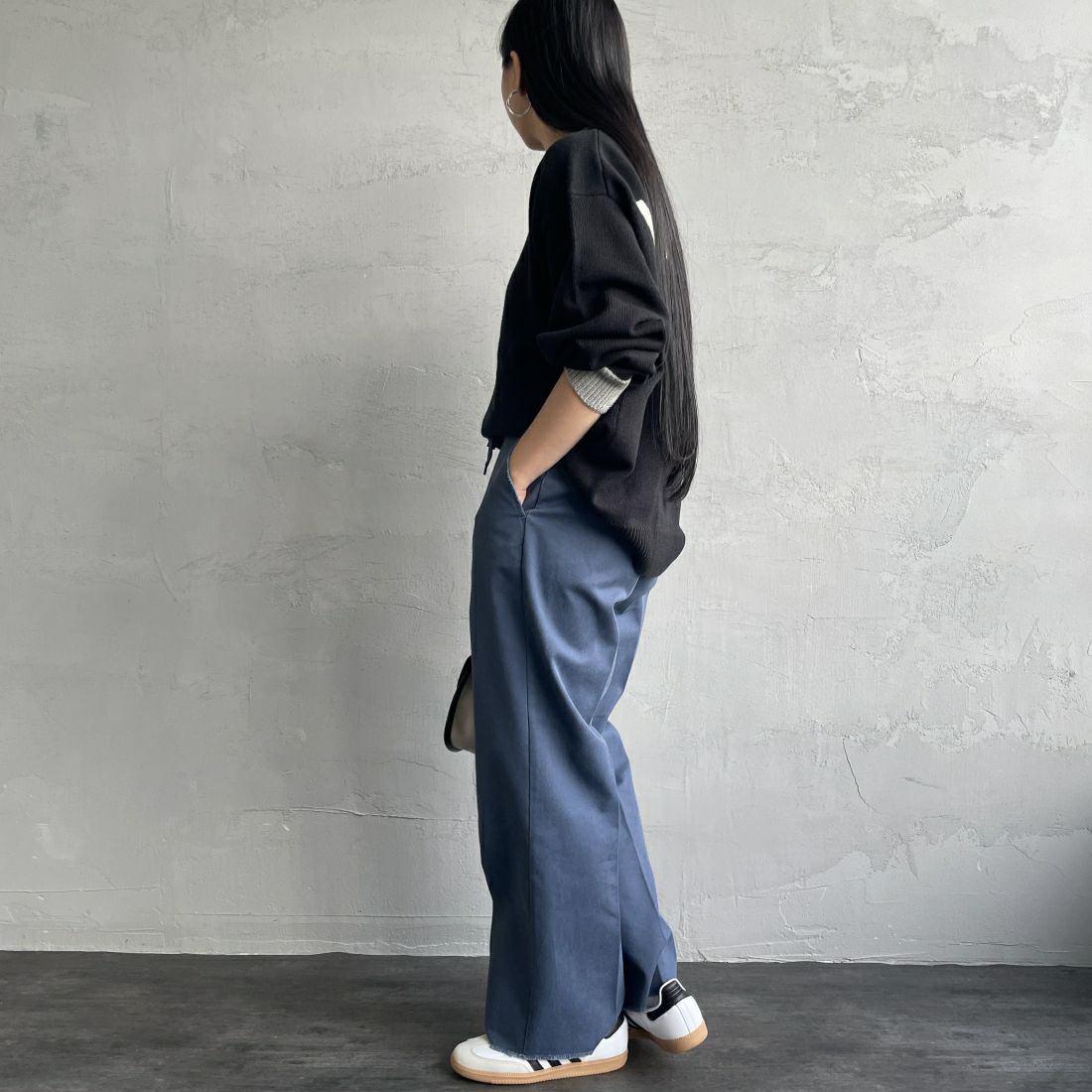 Dickies [ディッキーズ] 別注 ヴィンテージワークパンツ [243M40IN01-JF] AF BLUE &&モデル身長：156cm 着用サイズ：S&&