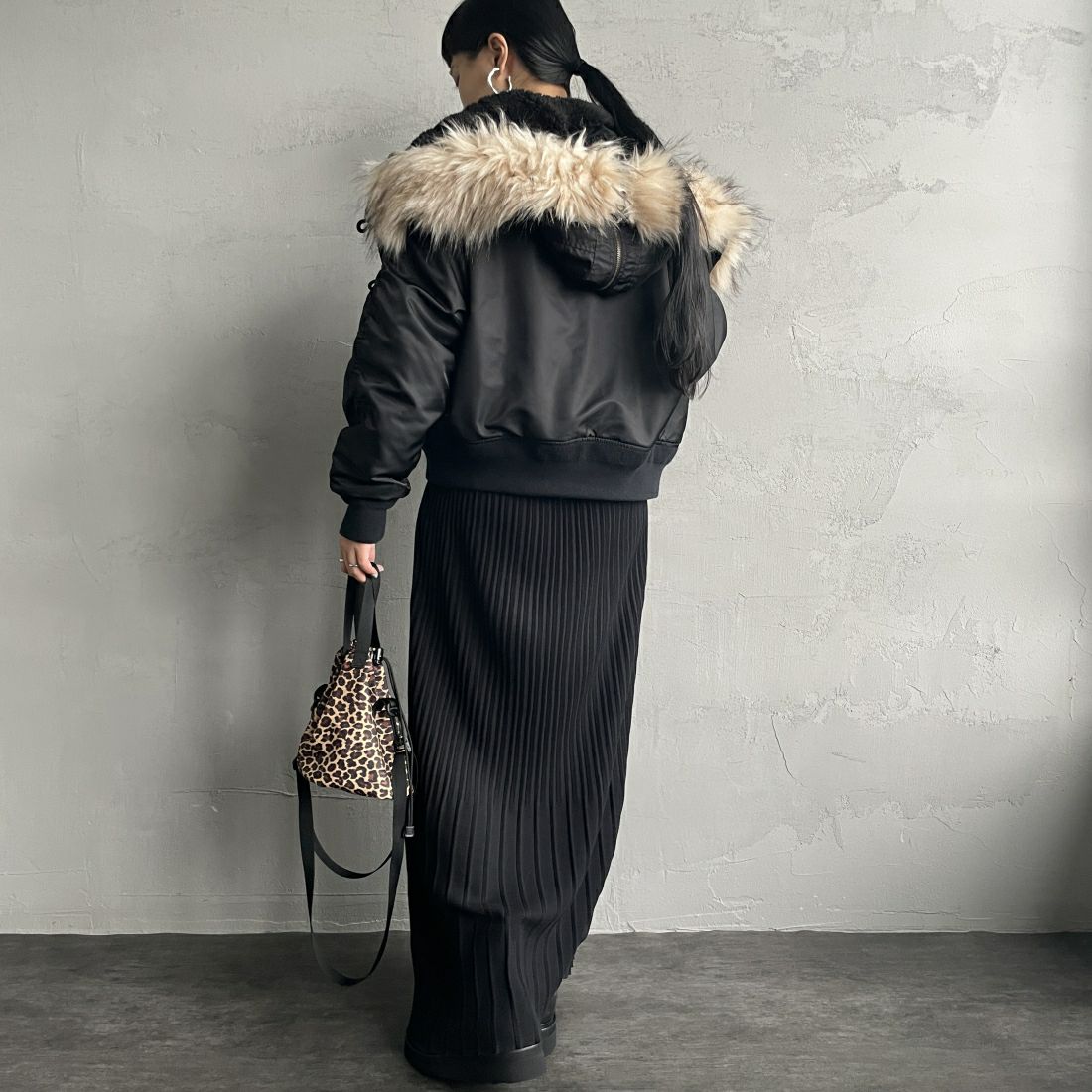 MILITARY [ミリタリー] 別注 N-2B オーバーサイズフライトジャケット [T-24789002-JF] BLACK &&モデル身長：156cm 着用サイズ：XS&&