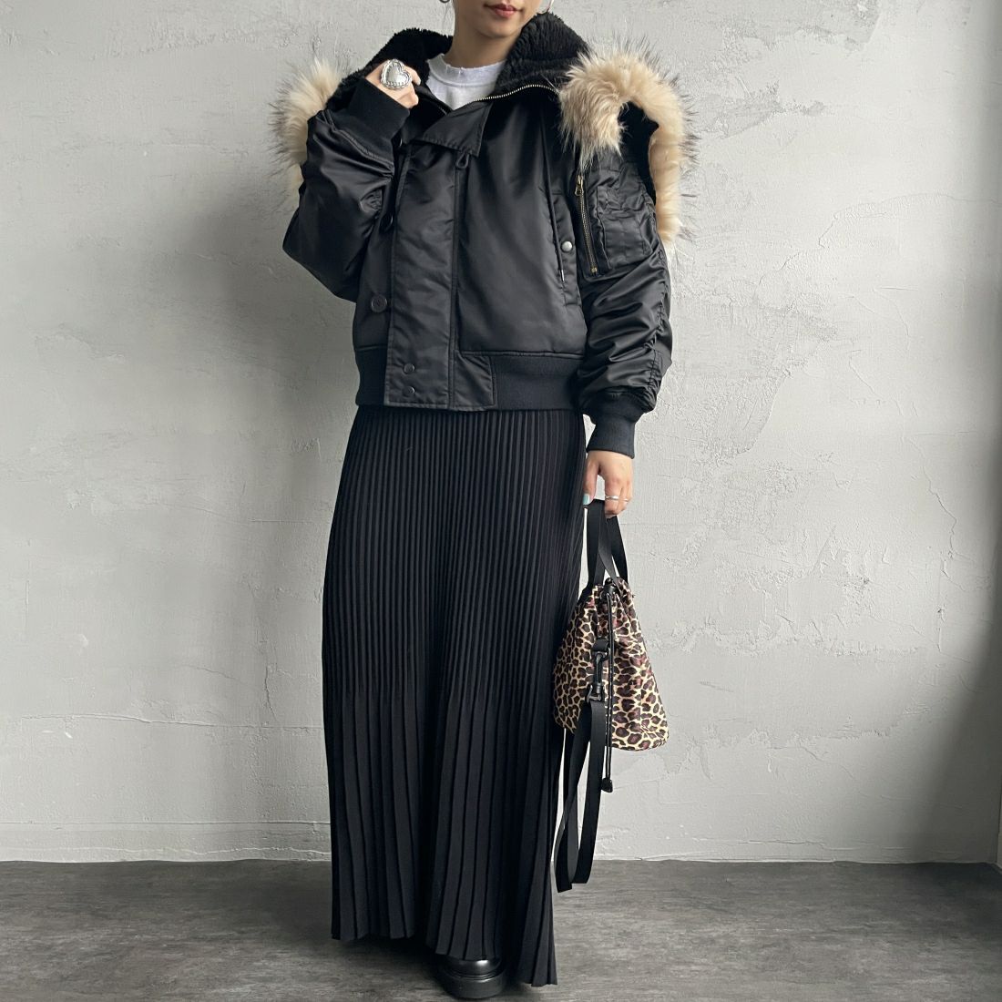 MILITARY [ミリタリー] 別注 N-2B オーバーサイズフライトジャケット [T-24789002-JF] BLACK &&モデル身長：156cm 着用サイズ：XS&&