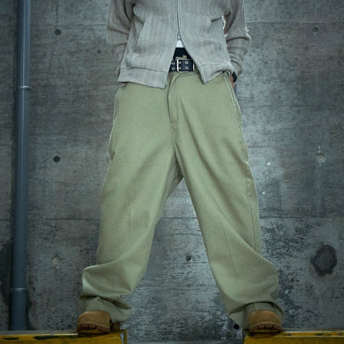 Dickies [ディッキーズ] 別注 ヴィンテージワークパンツ [243M40IN01-JF] KH KHAKI&&モデル身長：171cm 着用サイズ：XL&&