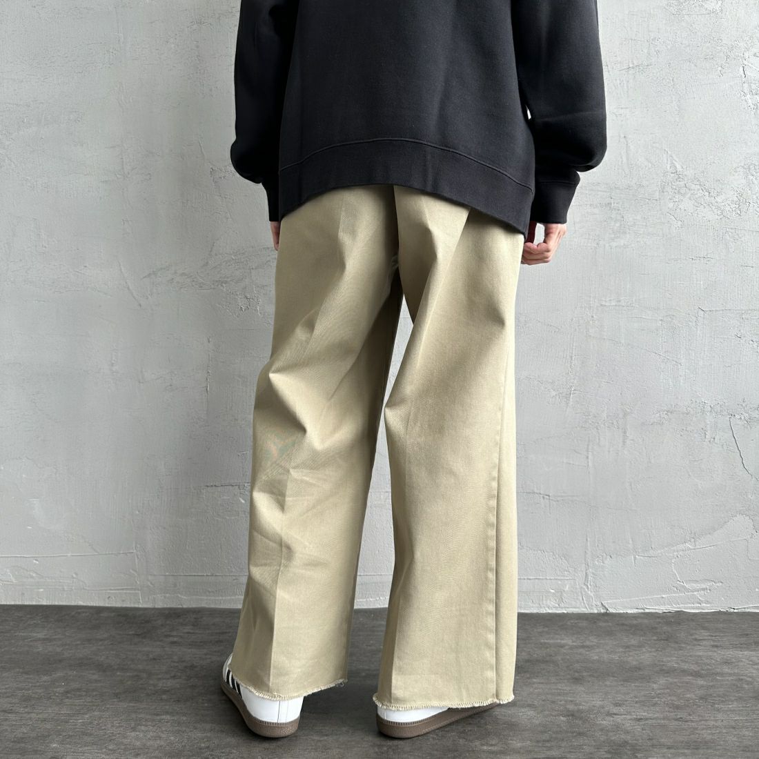 Dickies [ディッキーズ] 別注 ヴィンテージワークパンツ [243M40IN01-JF] KH KHAKI &&モデル身長：168cm 着用サイズ：XL&&