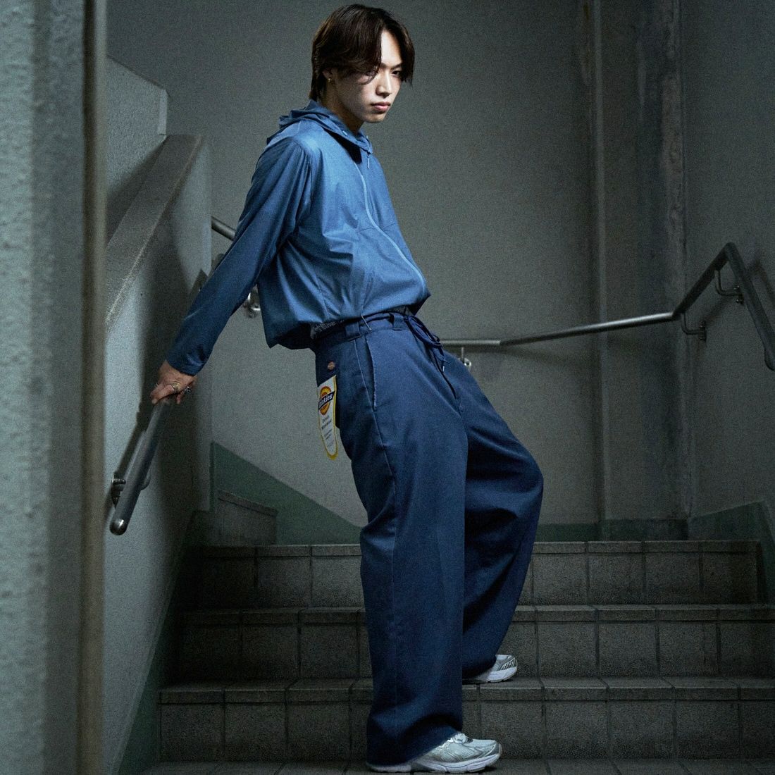 Dickies [ディッキーズ] 別注 ヴィンテージワークパンツ [243M40IN01-JF] AF BLUE &&モデル身長：179cm 着用サイズ：XL&&