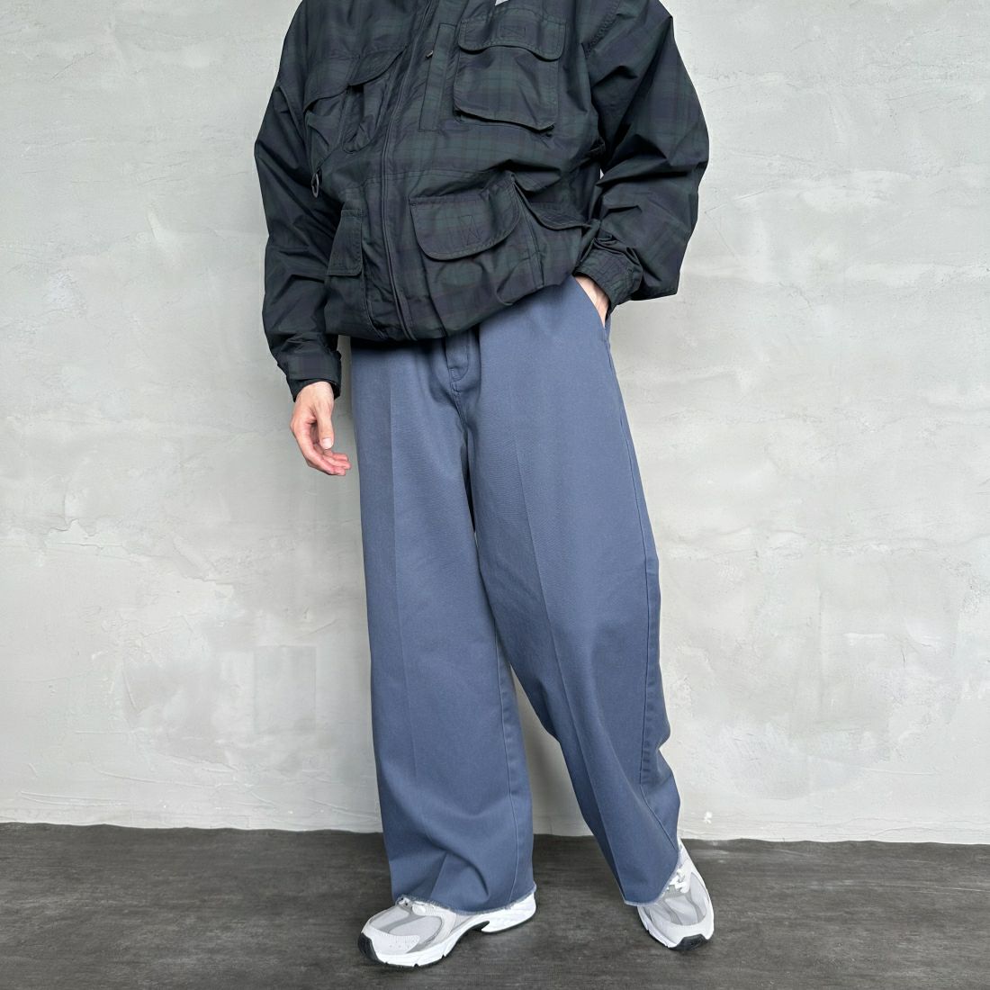 Dickies [ディッキーズ] 別注 ヴィンテージワークパンツ [243M40IN01-JF] AF BLUE &&モデル身長：168cm 着用サイズ：XL&&