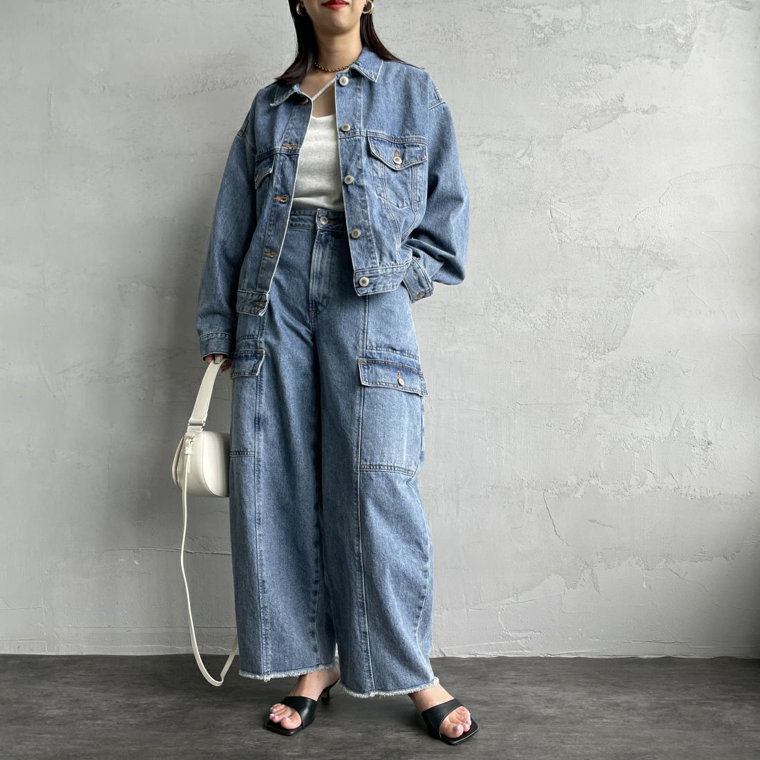 SOMETHING [サムシング] 別注 バルーンカーゴワイドデニム [SJF588-JF] 97 L.BLUE&&モデル身長：160cm 着用サイズ：S&&