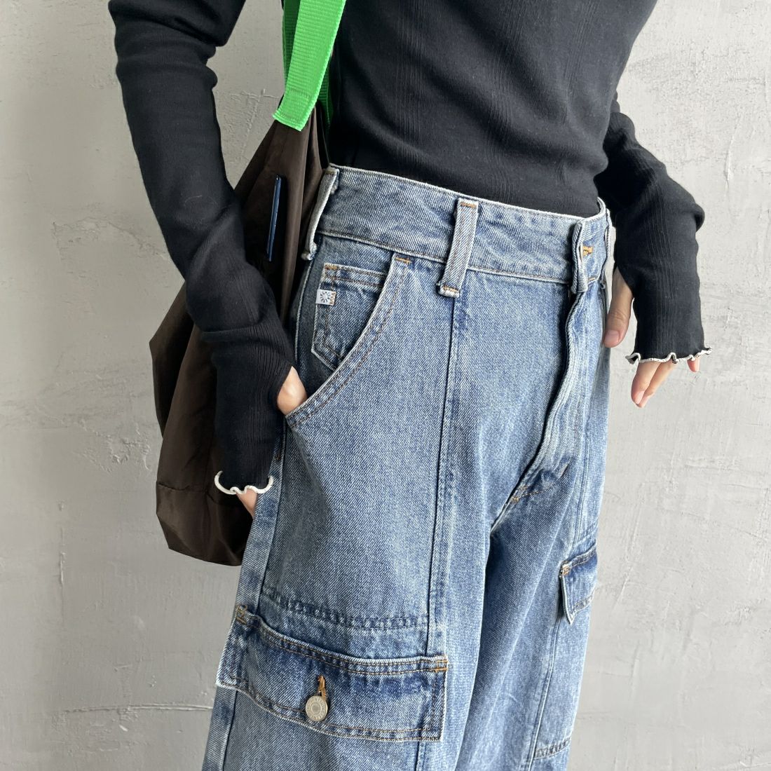 SOMETHING [サムシング] 別注 バルーンカーゴワイドデニム [SJF588-JF] 97 L.BLUE&&モデル身長：160cm 着用サイズ：S&&
