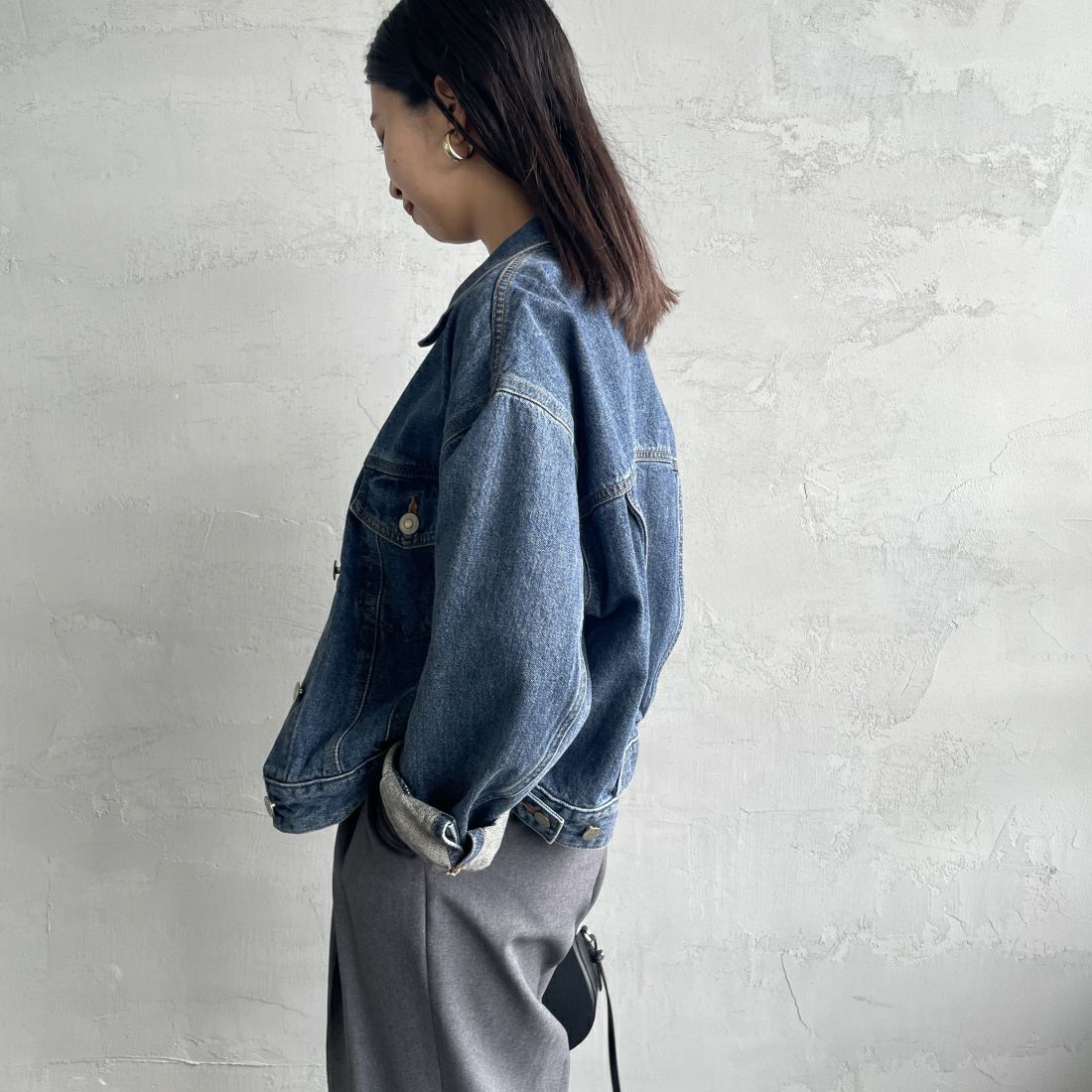SOMETHING [サムシング] 別注 袖タック ショート丈デニムジャケット [SJF990-JF] 94 M.BLUE&&モデル身長：163cm 着用サイズ：F&&