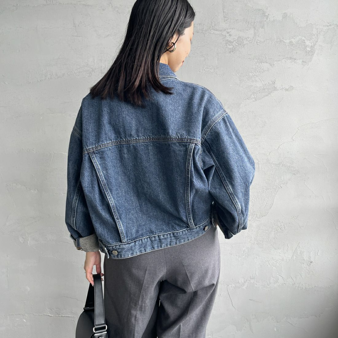 SOMETHING [サムシング] 別注 袖タック ショート丈デニムジャケット [SJF990-JF] 94 M.BLUE&&モデル身長：163cm 着用サイズ：F&&