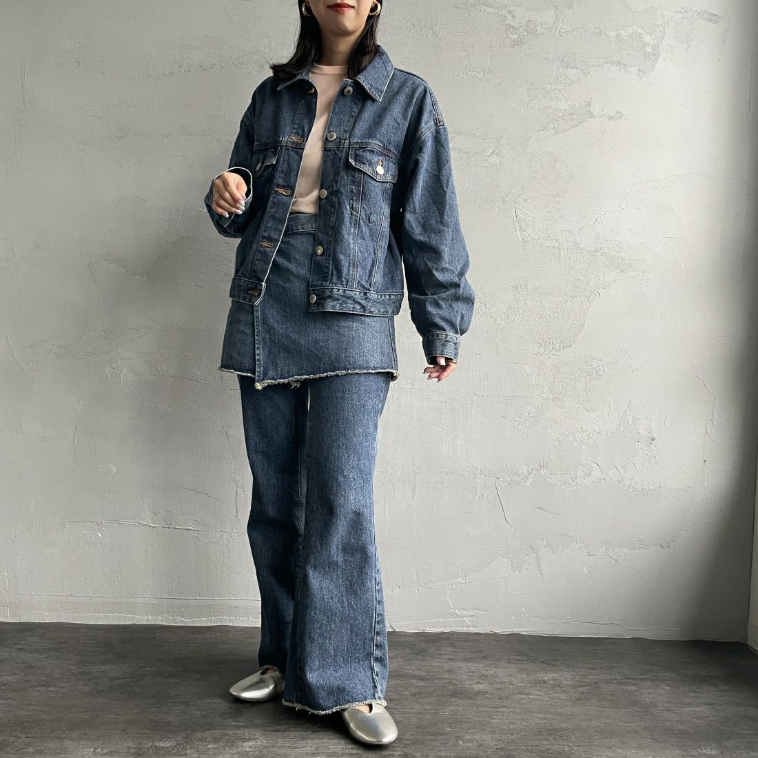 SOMETHING [サムシング] 別注 袖タック ショート丈デニムジャケット [SJF990-JF] 94 M.BLUE&&モデル身長：163cm 着用サイズ：F&&