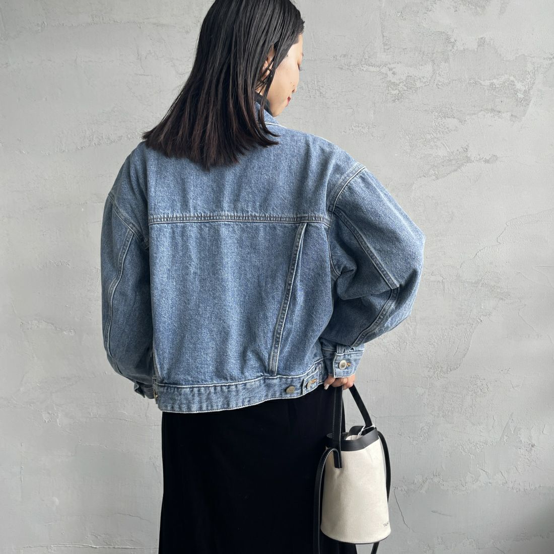 SOMETHING [サムシング] 別注 袖タック ショート丈デニムジャケット [SJF990-JF] 97 L.BLUE&&モデル身長：163cm 着用サイズ：F&&