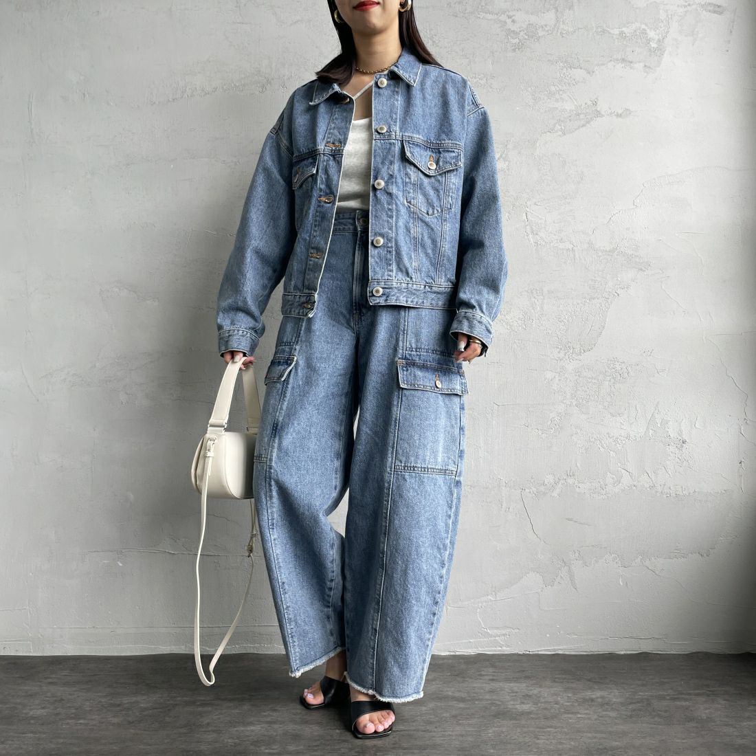 SOMETHING [サムシング] 別注 袖タック ショート丈デニムジャケット [SJF990-JF] 97 L.BLUE&&モデル身長：163cm 着用サイズ：F&&