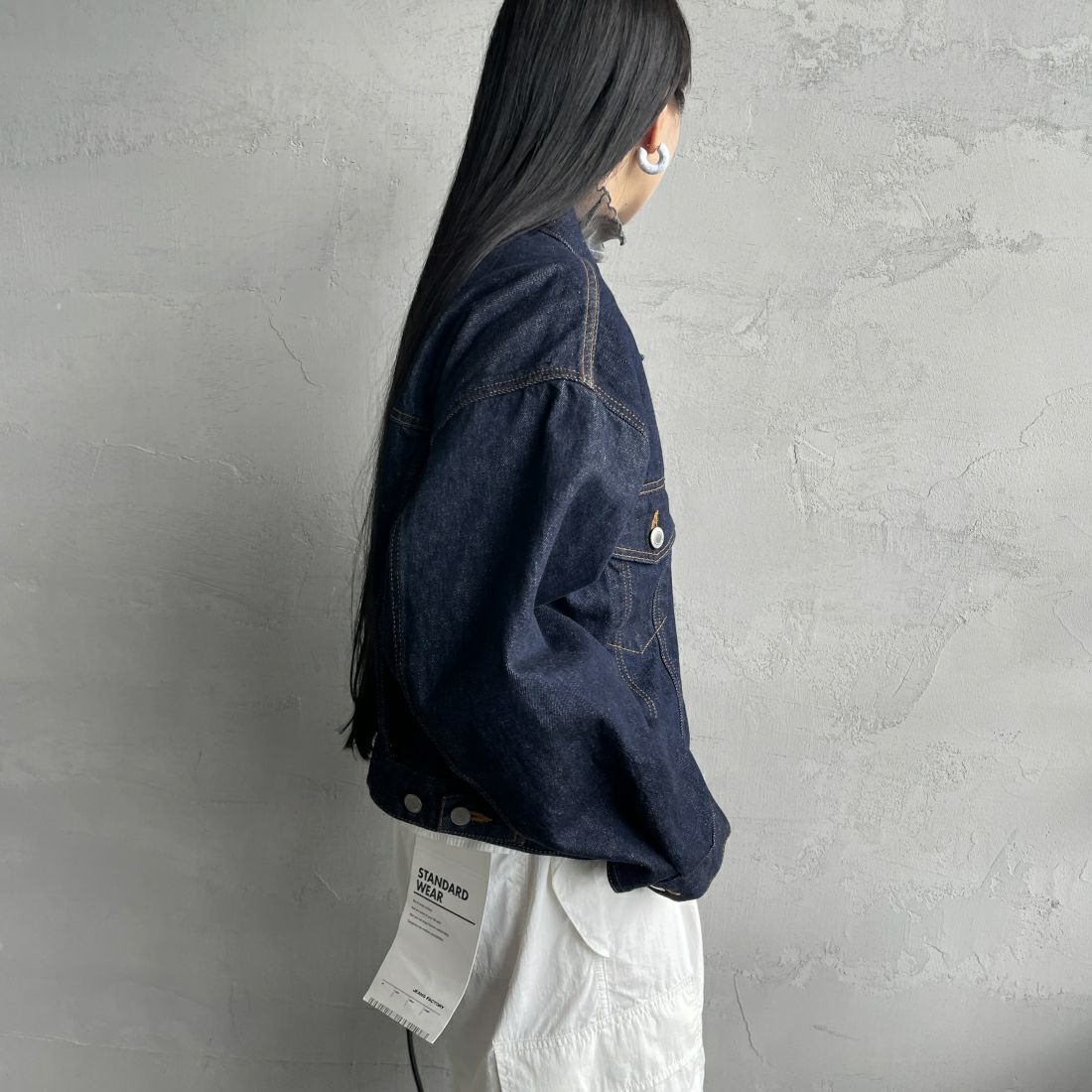 SOMETHING [サムシング] 別注 袖タック ショート丈デニムジャケット [SJF990-JF] 00 O.W&&モデル身長：156cm 着用サイズ：F&&