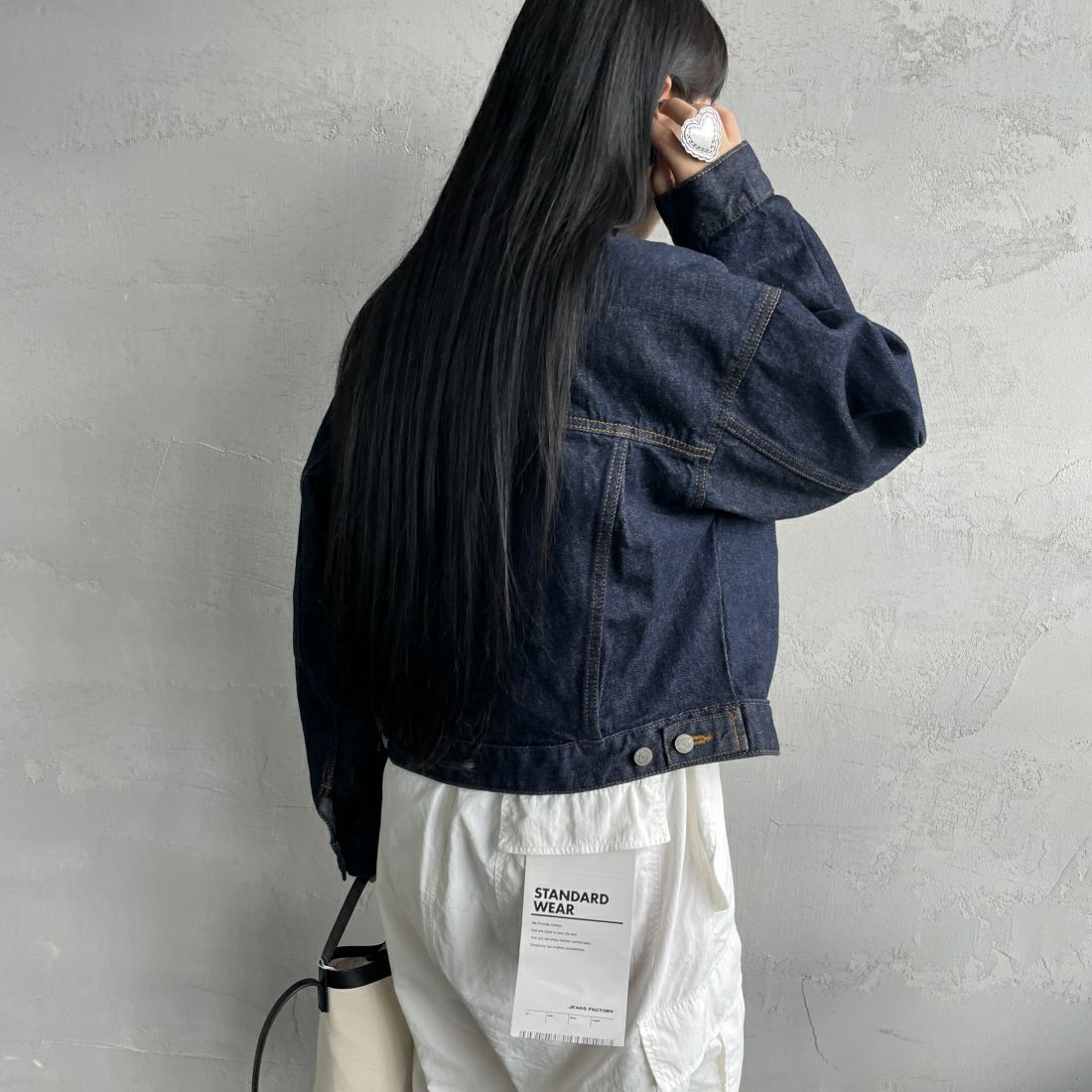 SOMETHING [サムシング] 別注 袖タック ショート丈デニムジャケット [SJF990-JF] 00 O.W&&モデル身長：156cm 着用サイズ：F&&