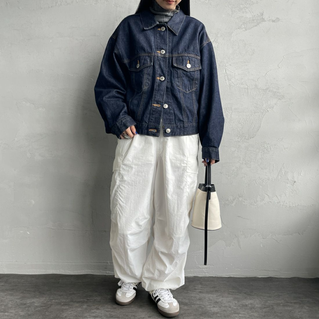 SOMETHING [サムシング] 別注 袖タック ショート丈デニムジャケット [SJF990-JF] 00 O.W&&モデル身長：156cm 着用サイズ：F&&