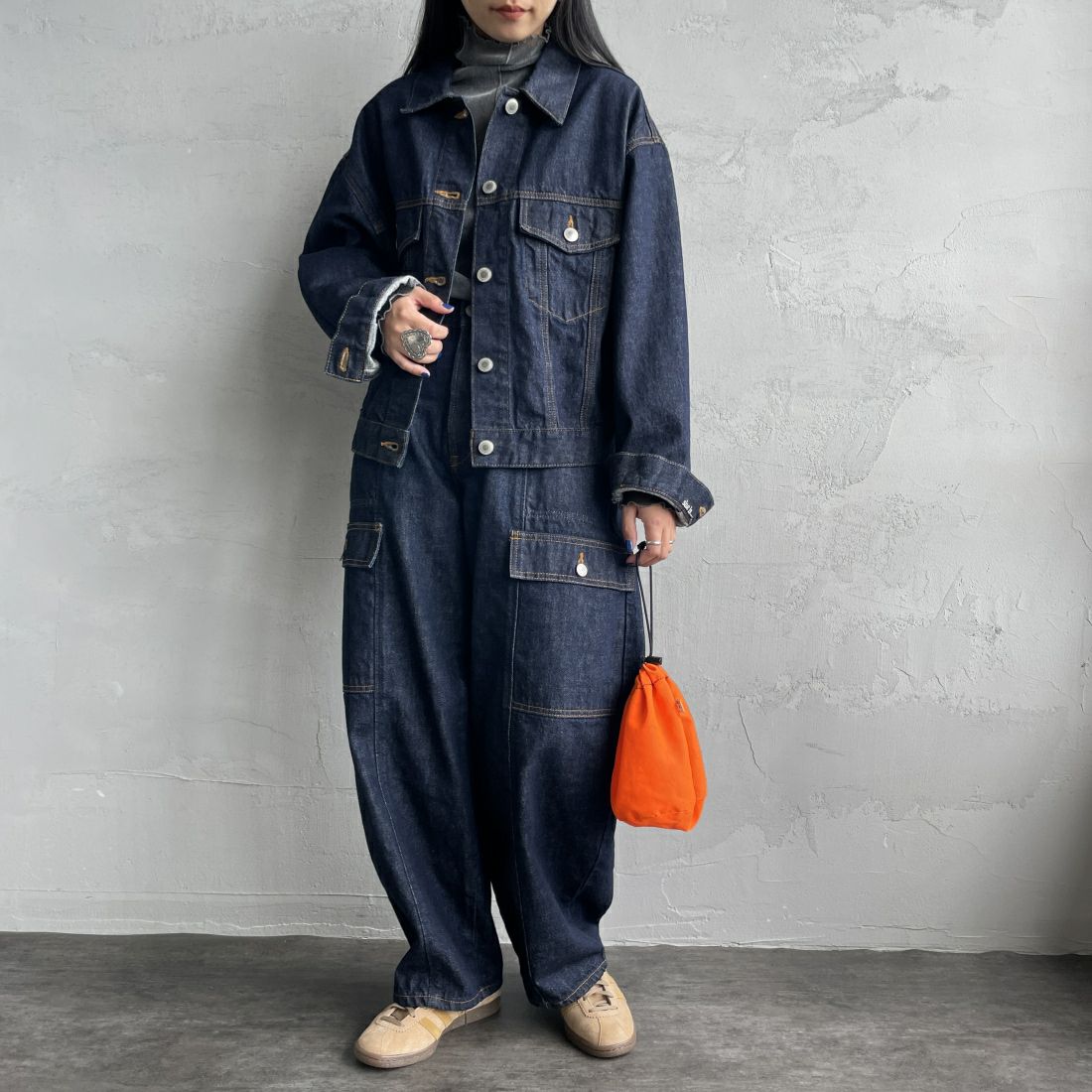 SOMETHING [サムシング] 別注 袖タック ショート丈デニムジャケット [SJF990-JF] 00 O.W&&モデル身長：156cm 着用サイズ：F&&