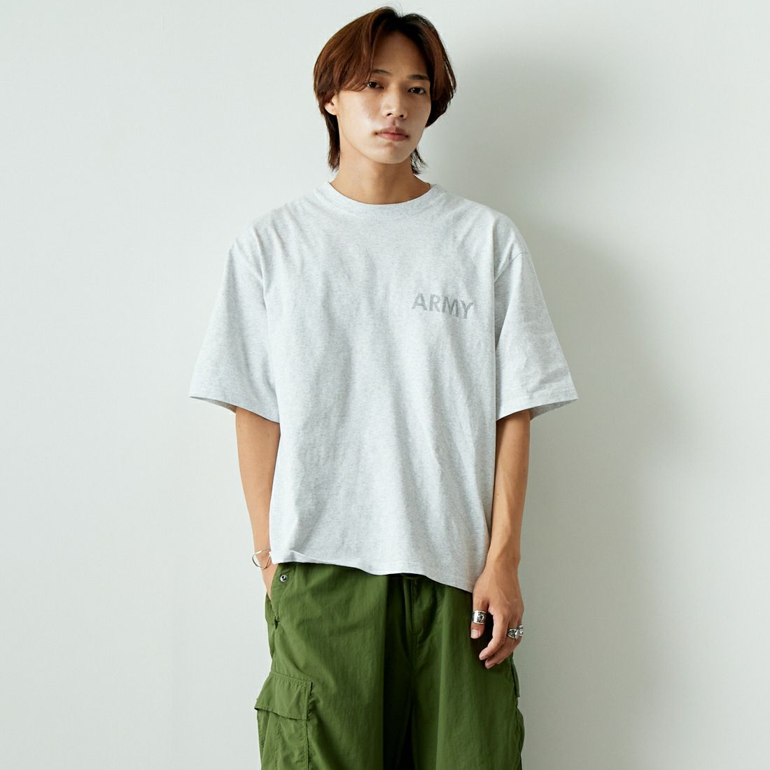 THRIFTY LOOK [スリフティールック] 別注 アーミープリントTシャツ [OE1401-JF] ASH &&モデル身長：179cm 着用サイズ：M&&
