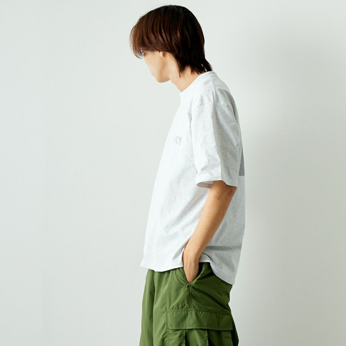 THRIFTY LOOK [スリフティールック] 別注 アーミープリントTシャツ [OE1401-JF] ASH &&モデル身長：179cm 着用サイズ：M&&