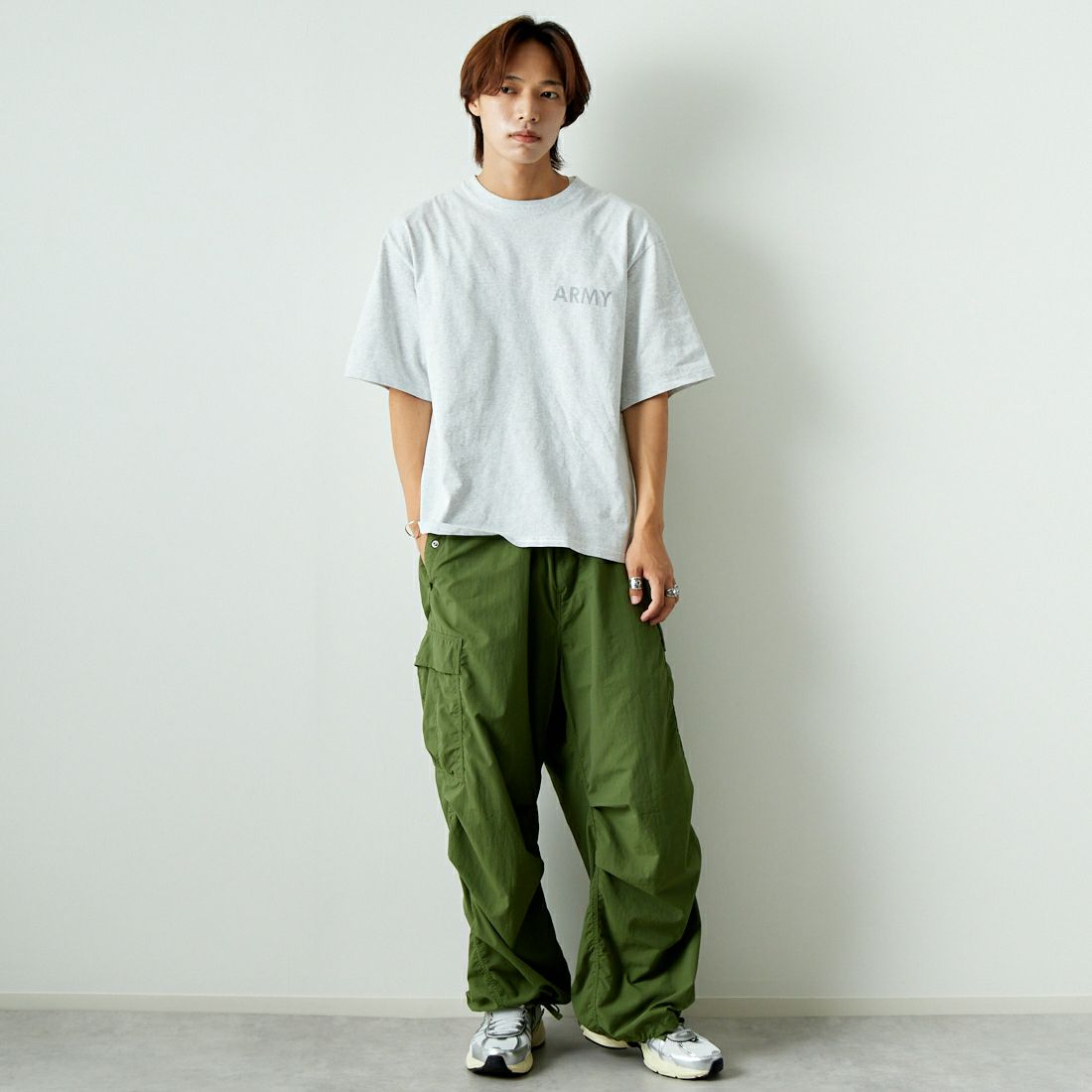 THRIFTY LOOK [スリフティールック] 別注 アーミープリントTシャツ [OE1401-JF] ASH &&モデル身長：179cm 着用サイズ：M&&