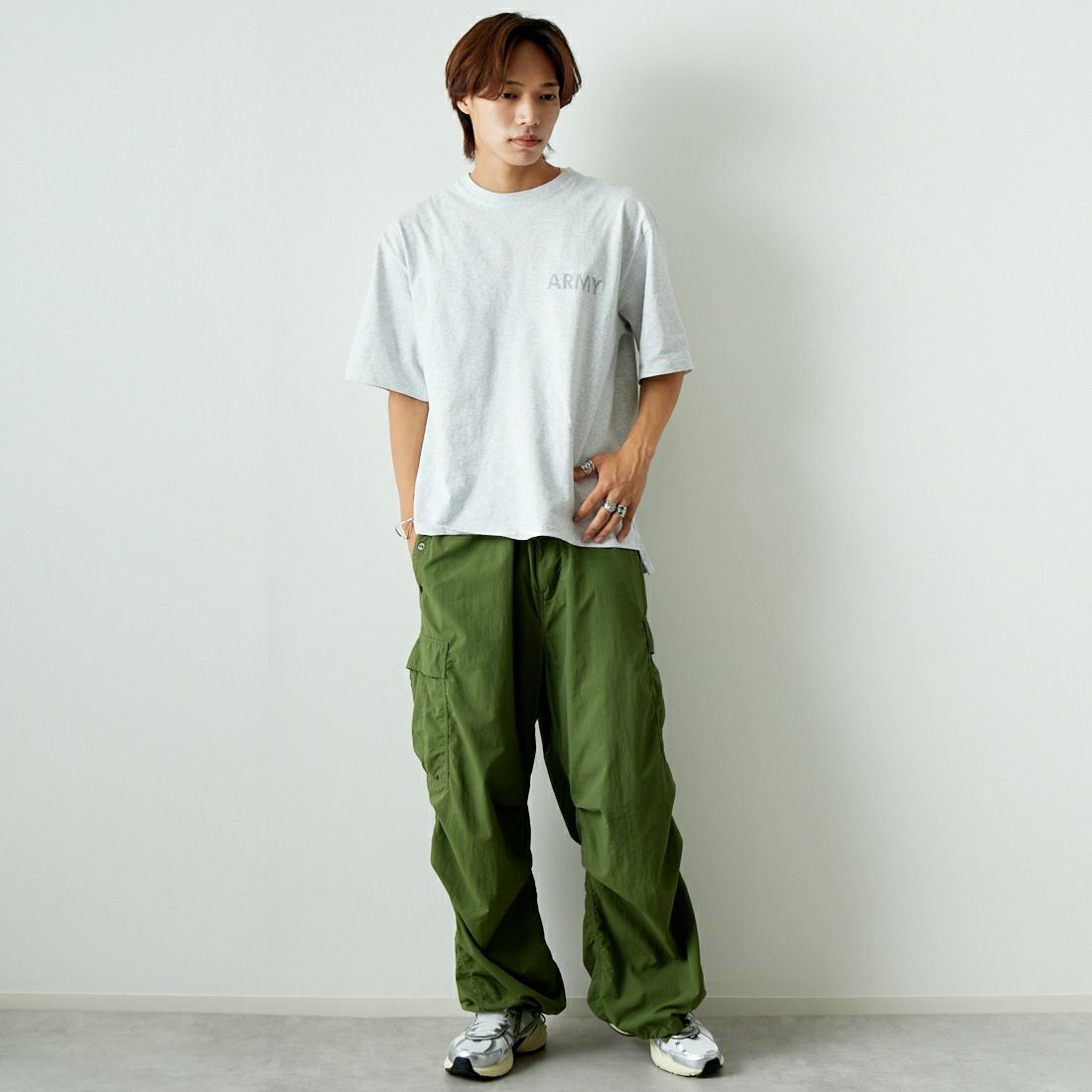 THRIFTY LOOK [スリフティールック] 別注 アーミープリントTシャツ [OE1401-JF] ASH &&モデル身長：179cm 着用サイズ：M&&