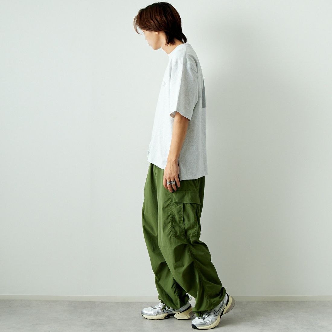 THRIFTY LOOK [スリフティールック] 別注 アーミープリントTシャツ [OE1401-JF] ASH &&モデル身長：179cm 着用サイズ：M&&