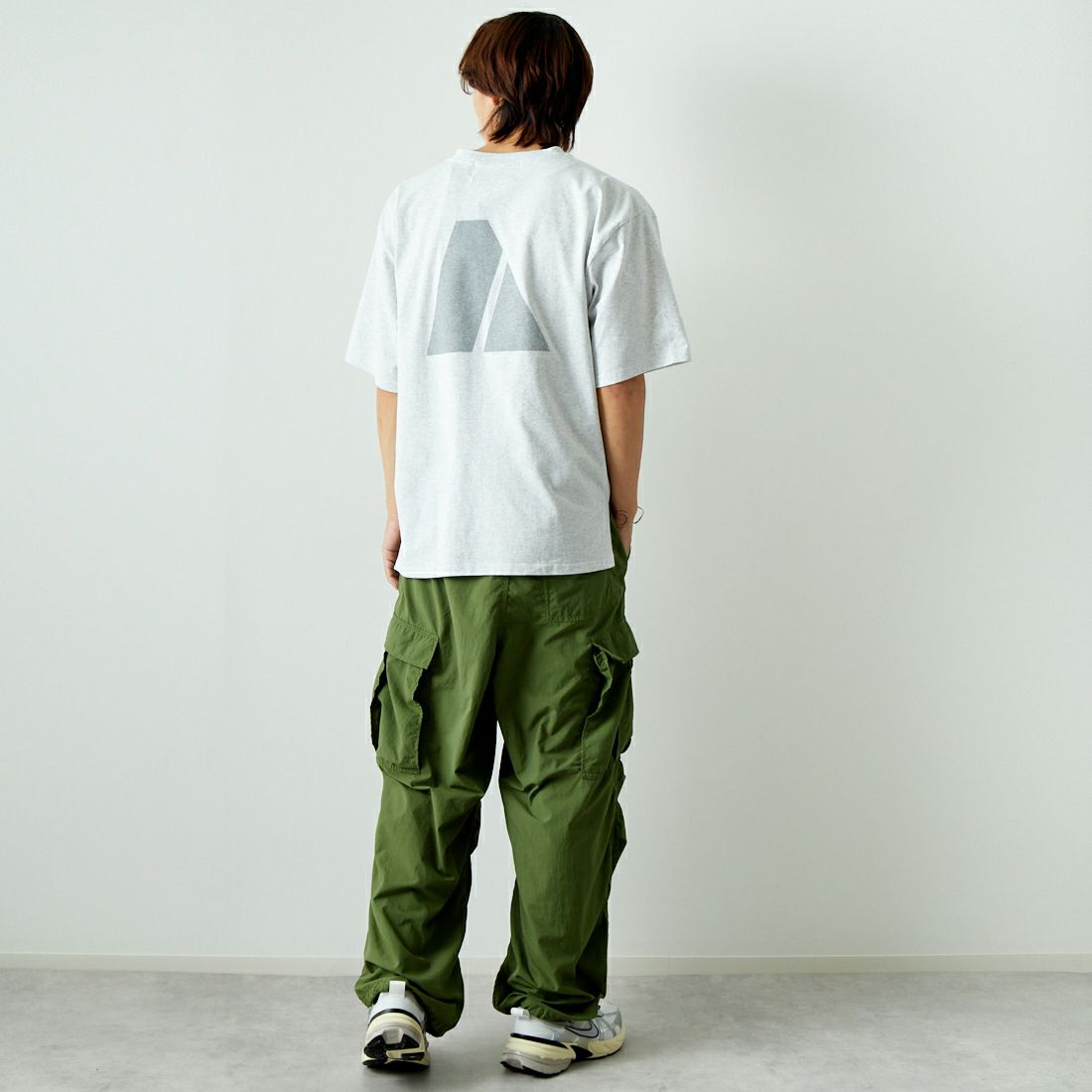 THRIFTY LTHRIFTY LOOK [スリフティールック] 別注 アーミープリントTシャツ [OE1401-JF] ASH &&モデル身長：179cm 着用サイズ：M&&OOK [スリフティールック] 別注 アーミープリントTシャツ [OE1401-JF] ASH