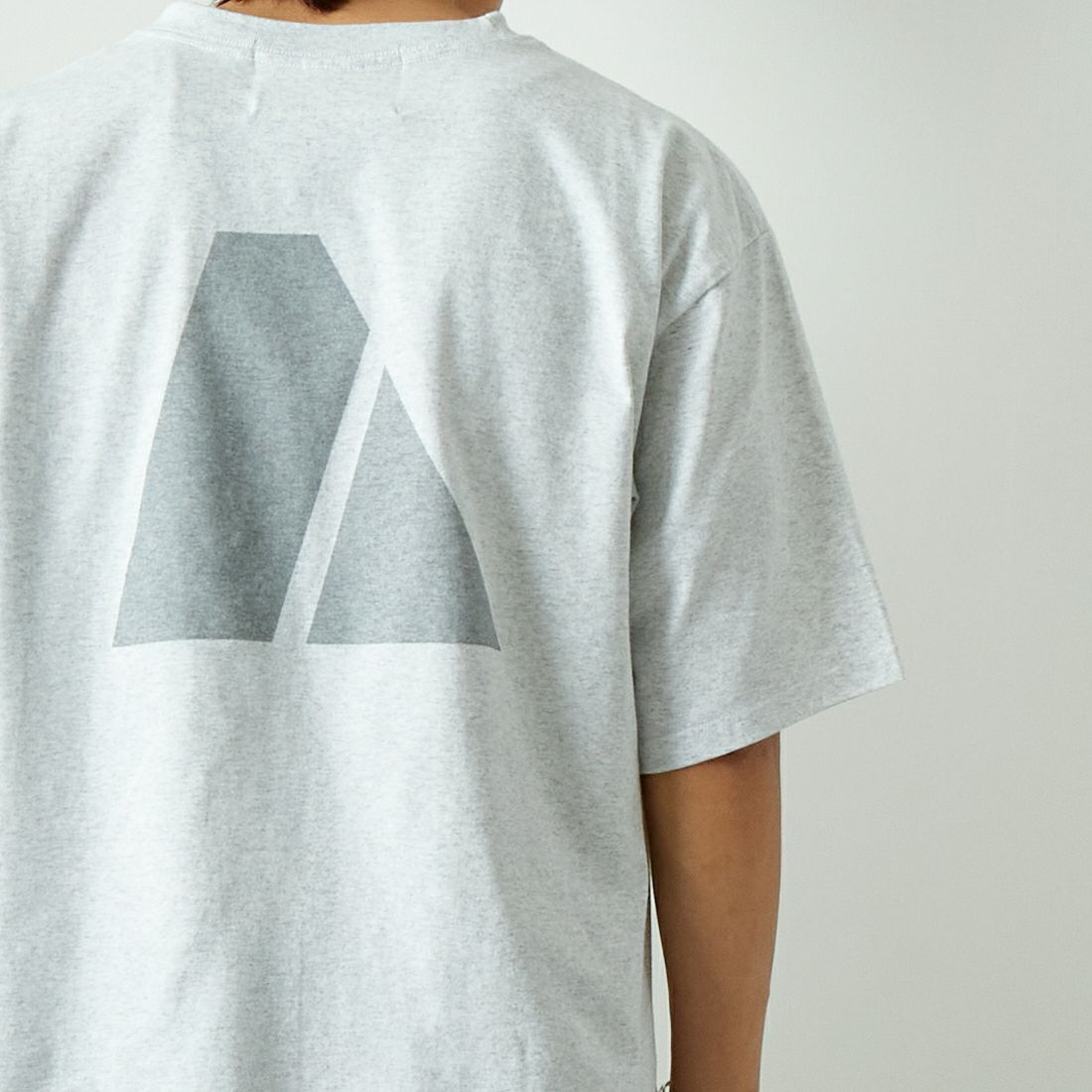 THRIFTY LOOK [スリフティールック] 別注 アーミープリントTシャツ [OE1401-JF] ASH &&モデル身長：179cm 着用サイズ：M&&