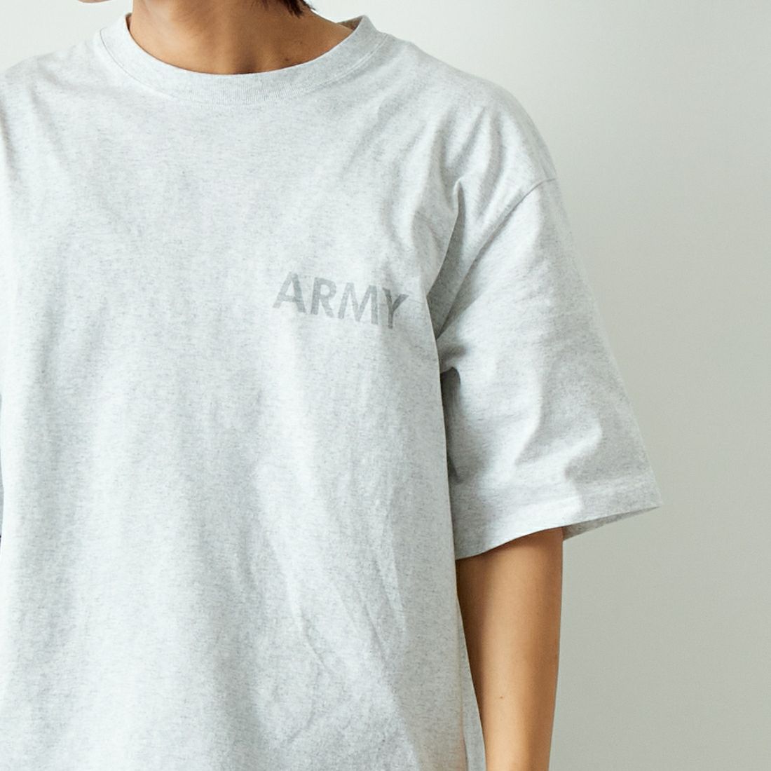 THRIFTY LOOK [スリフティールック] 別注 アーミープリントTシャツ [OE1401-JF] ASH &&モデル身長：179cm 着用サイズ：M&&