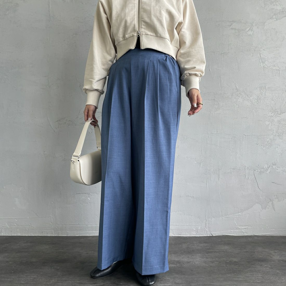 By/m [バイエム] センタープレスタックワイドパンツ [B24132055] 12 BLUE&&モデル身長：163cm 着用サイズ：S&&