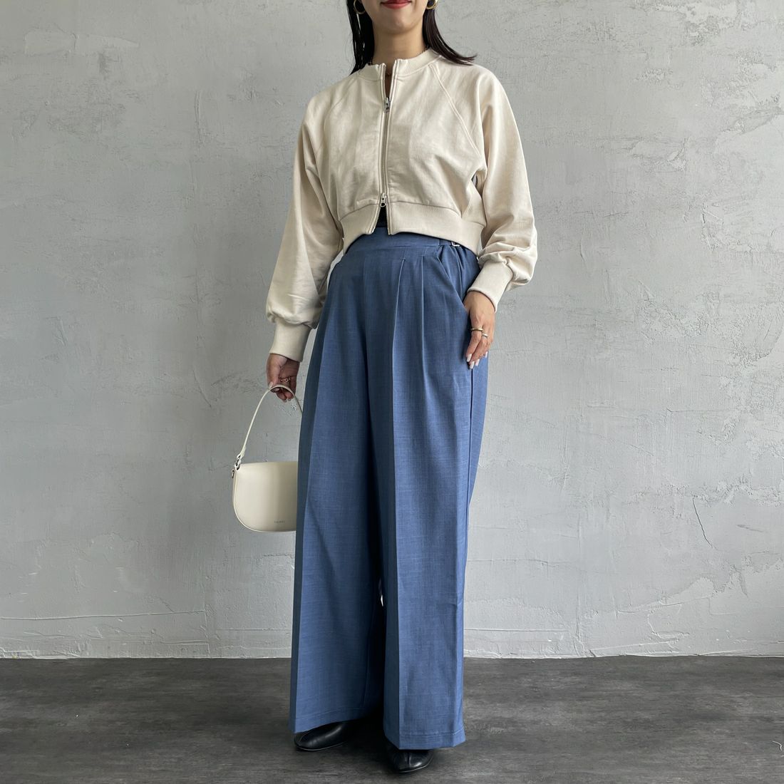 By/m [バイエム] センタープレスタックワイドパンツ [B24132055] 12 BLUE&&モデル身長：163cm 着用サイズ：S&&