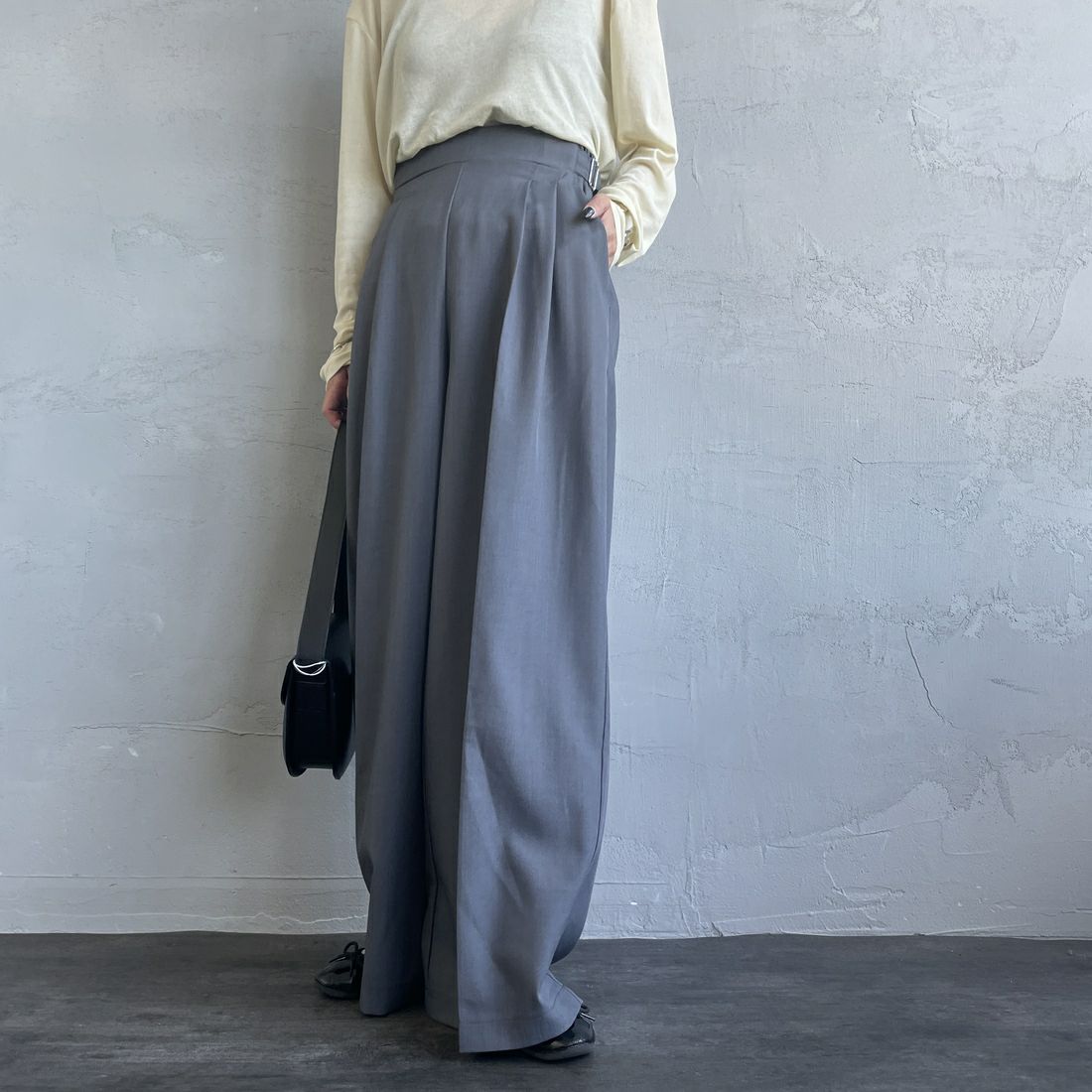 By/m [バイエム] センタープレスタックワイドパンツ [B24132055] 07 GRAY&&モデル身長：150cm 着用サイズ：S&&