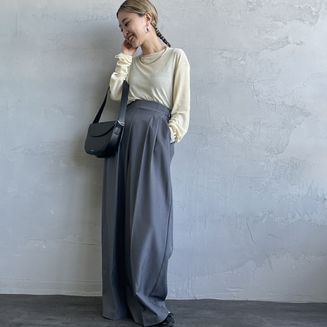 By/m [バイエム] センタープレスタックワイドパンツ [B24132055] 07 GRAY&&モデル身長：150cm 着用サイズ：S&&